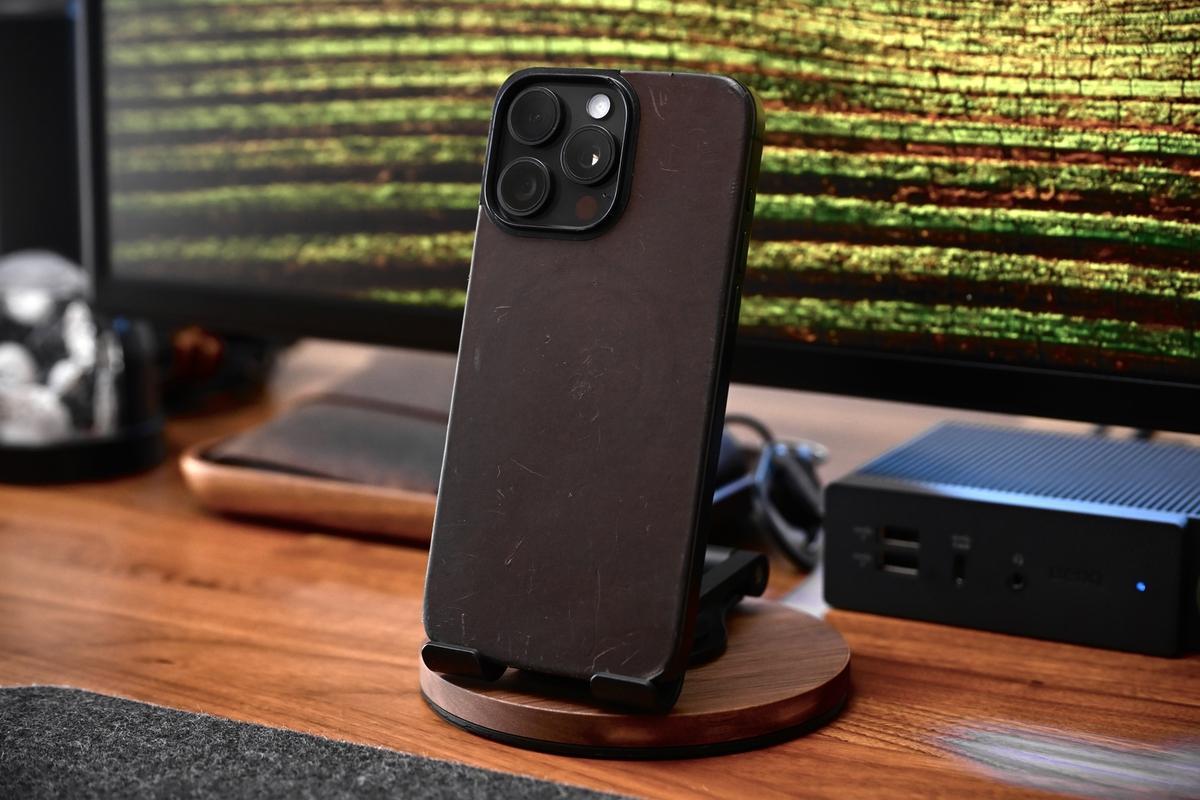 iPhone 15 Pro Maxのチタンフレームに傷は付きやすい?半年 iPhone 15 Pro Maxのチタンフレームに傷は付きやすい?半年