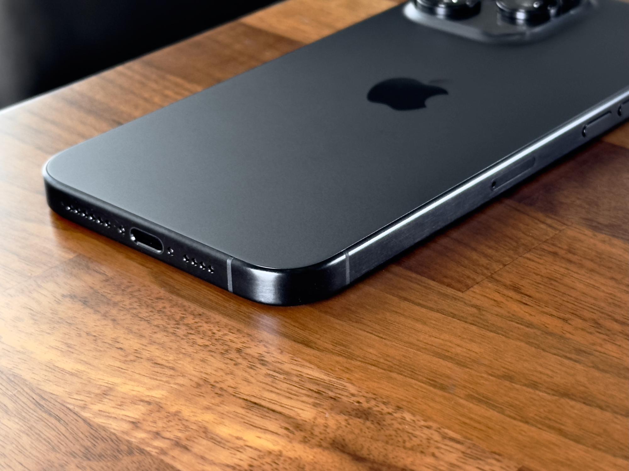 iPhone 15 Pro Maxのチタンフレームに傷は付きやすい?半年 iPhone 15 Pro Maxのチタンフレームに傷は付きやすい?半年