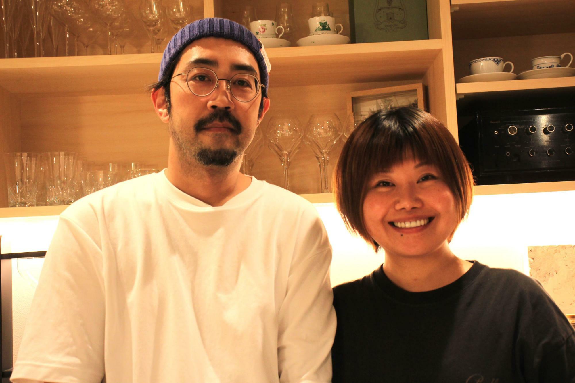 佐藤智史さんと妻のyukkyさん。現在は2人でオリジナルのクッキー作りに挑戦しているそう！　どのようなクッキーか気になりますよね