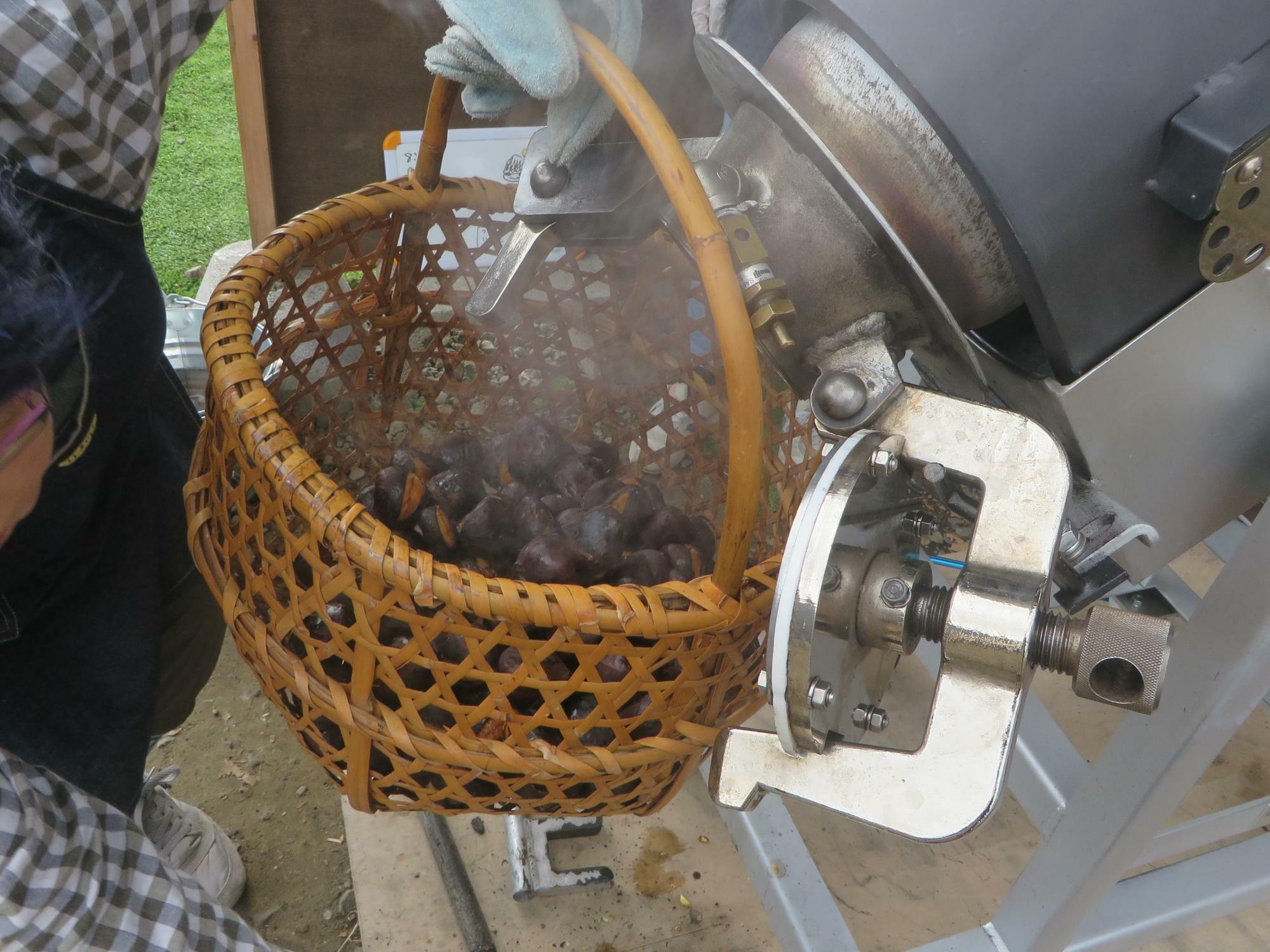 焼き上がった栗を取り出します。蒸気がすごい！