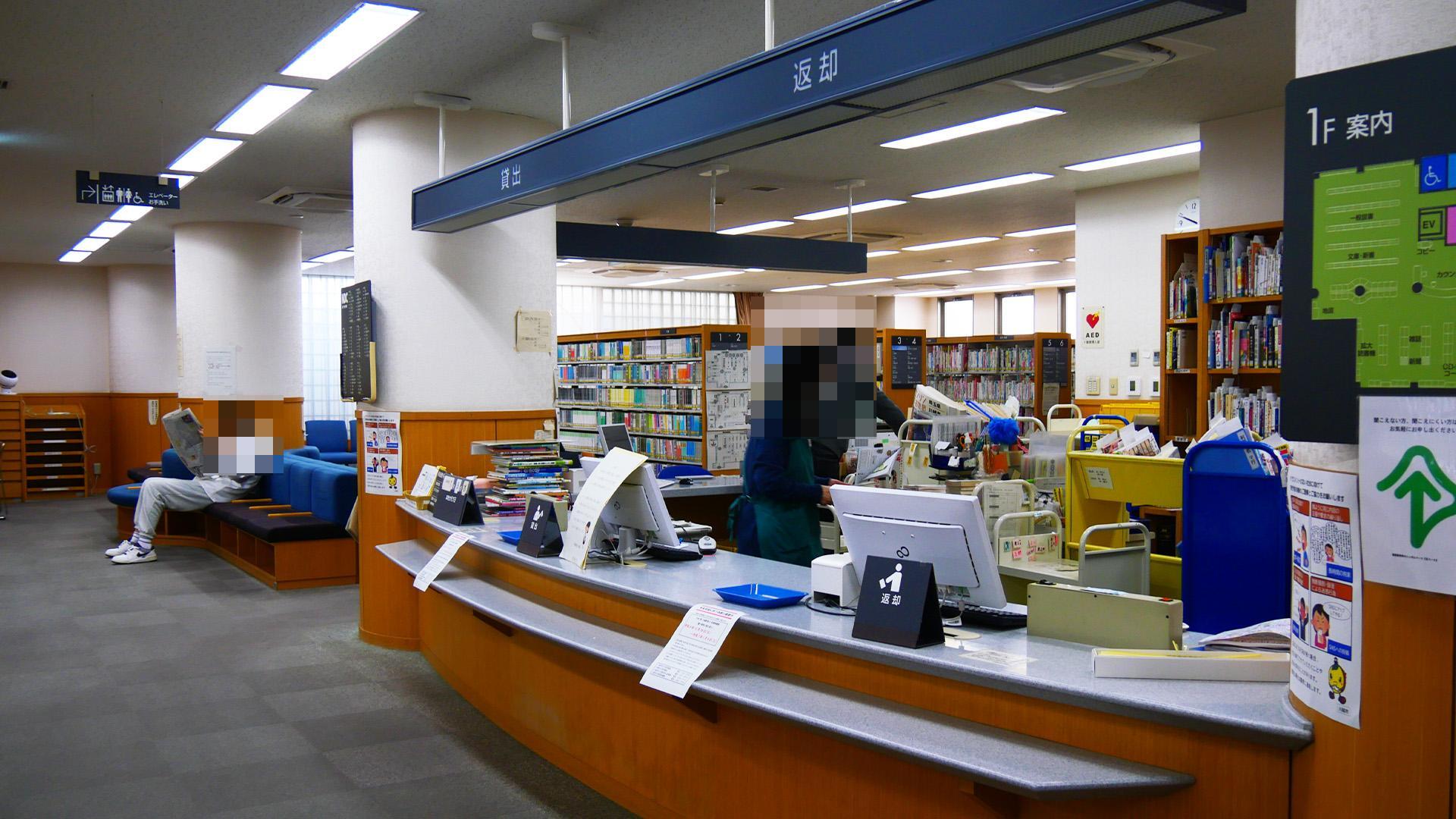 東口図書館1階受付カウンターの様子