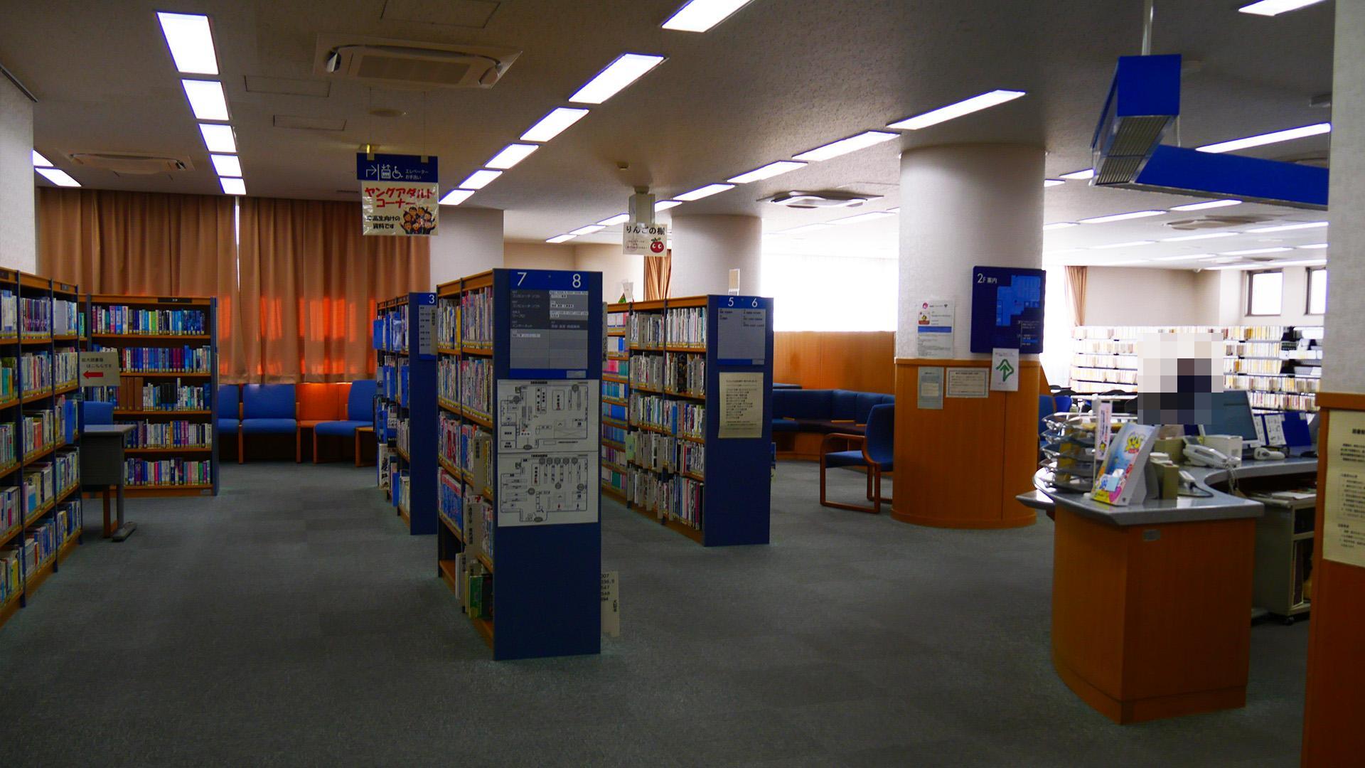 東口図書館2階本棚の様子