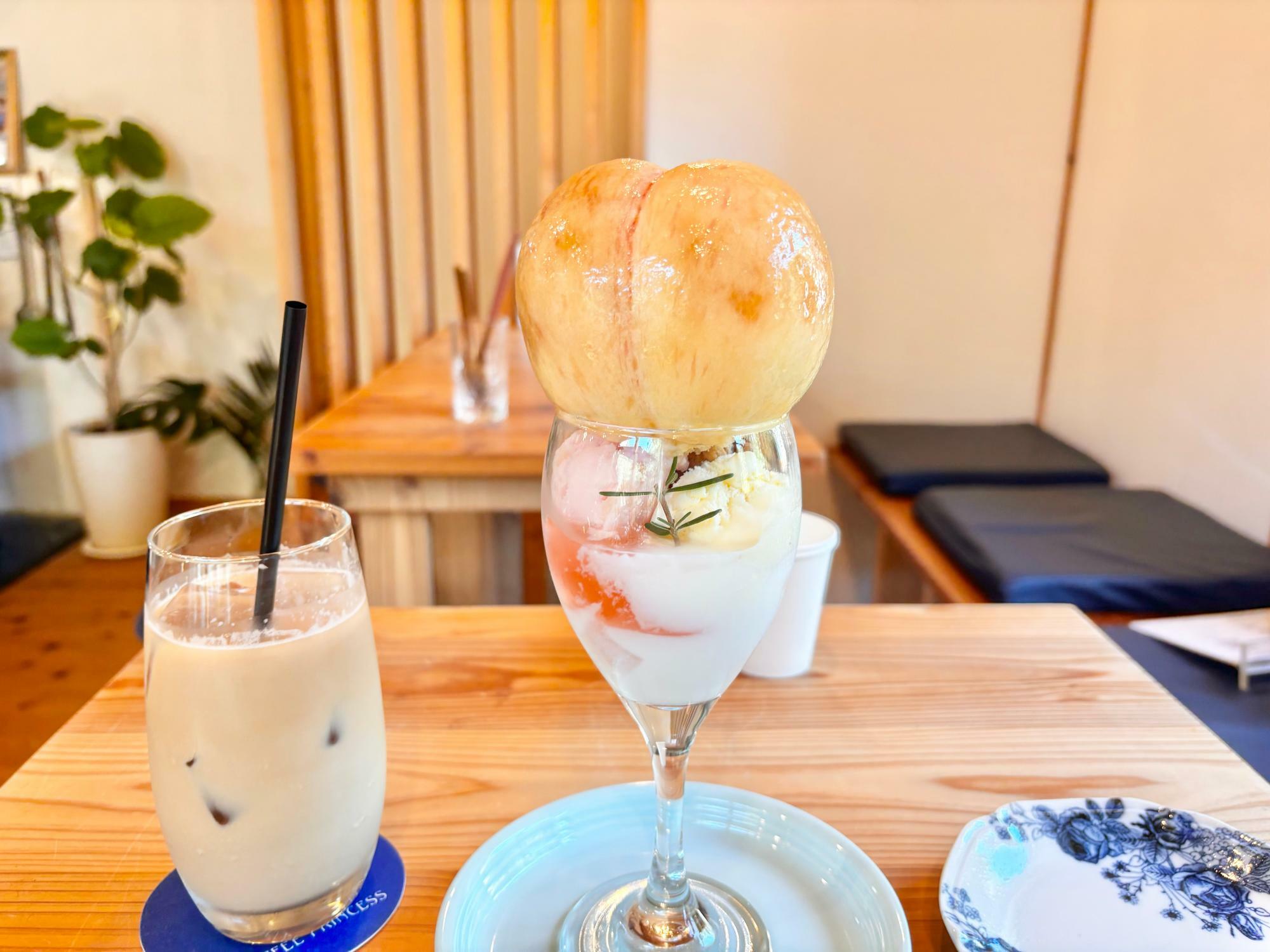 ドリンクはアイスカフェラテを注文