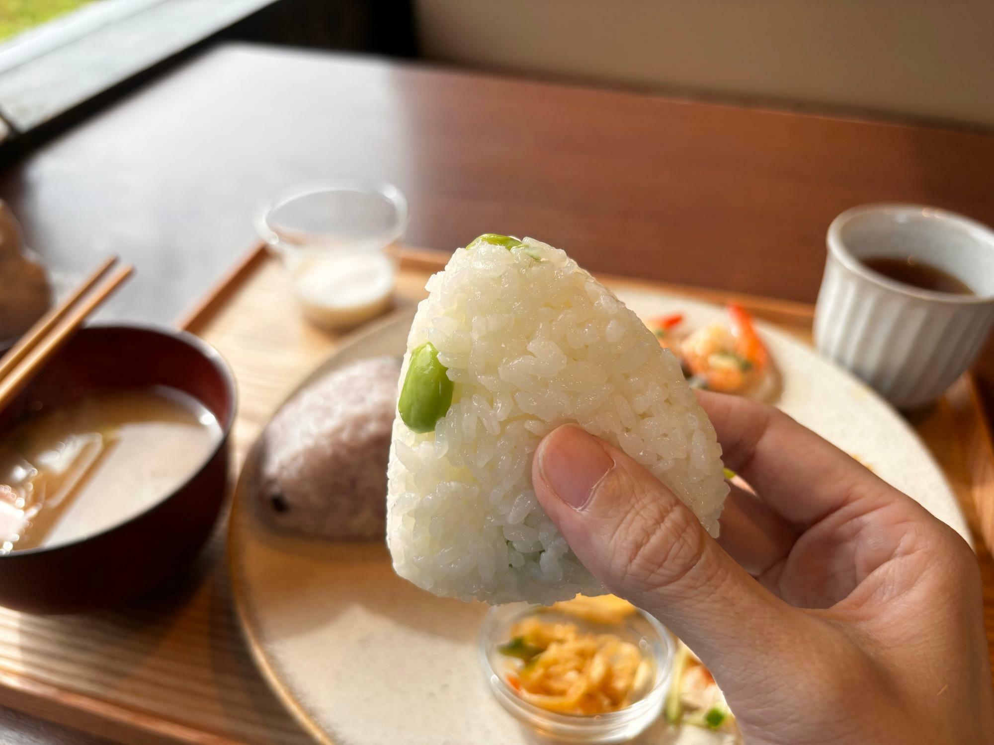 その時の旬の食材を使う季節のおにぎりと黒千石大豆のおにぎり