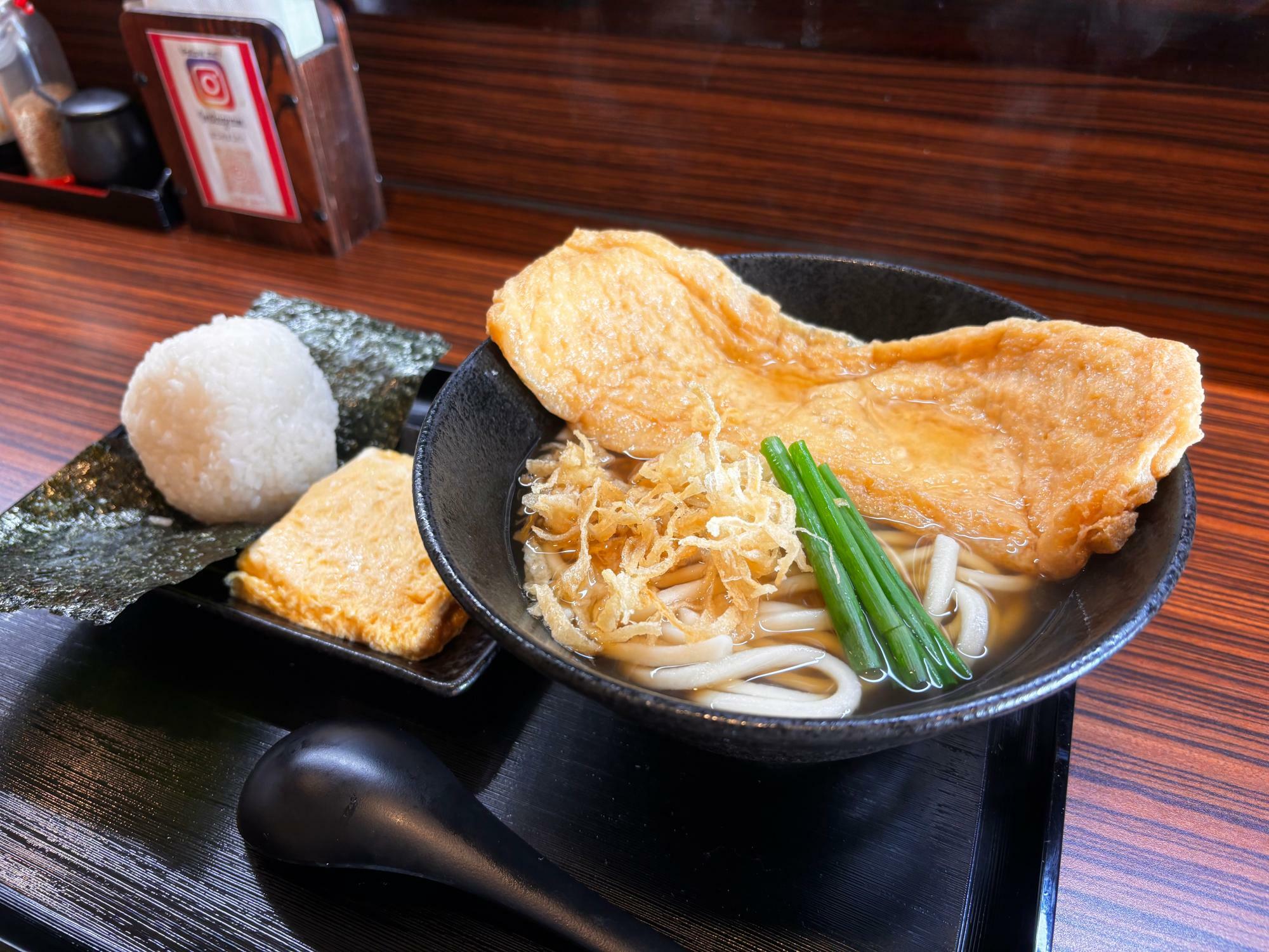 きつねうどん（750円）＋おにぎりとだし巻きのセット（250円）