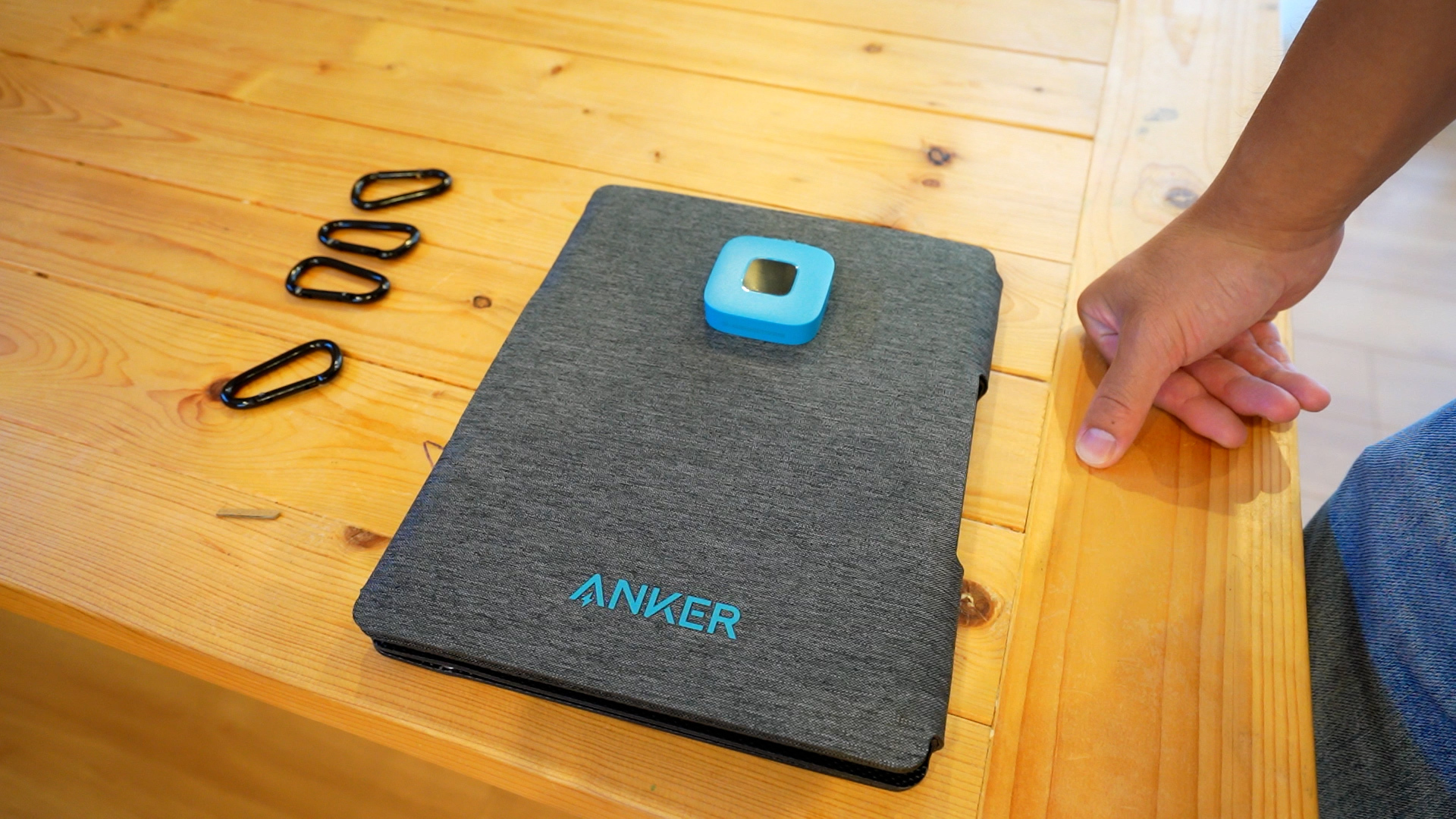 雑誌サイズの急速充電できるソーラーパネル！防塵防水の進化した