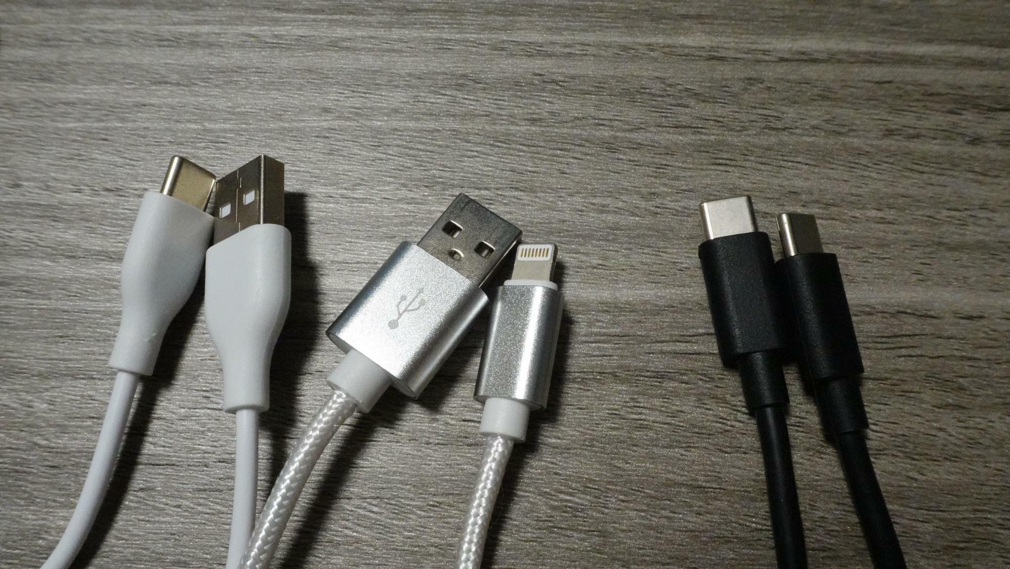 左から「USB-A & USB-C」「Lightning & USB-A」「USB-C & USB-C」