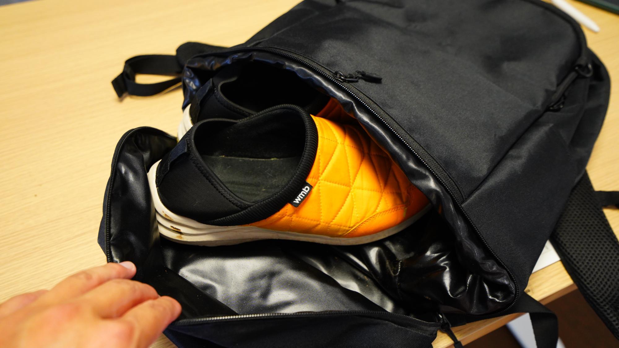 【新品】ワークマン　リュック　デイパック　シューズ収納あり　ヘルメットも！　黒 Amazon.co.jp: ワークマン シューズ＆ヘルメット イン