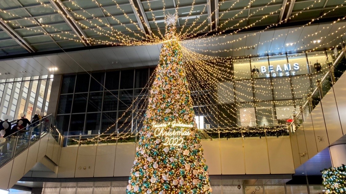 名古屋駅】冬の風物詩・高さ１２ｍの巨大クリスマスツリーが登場