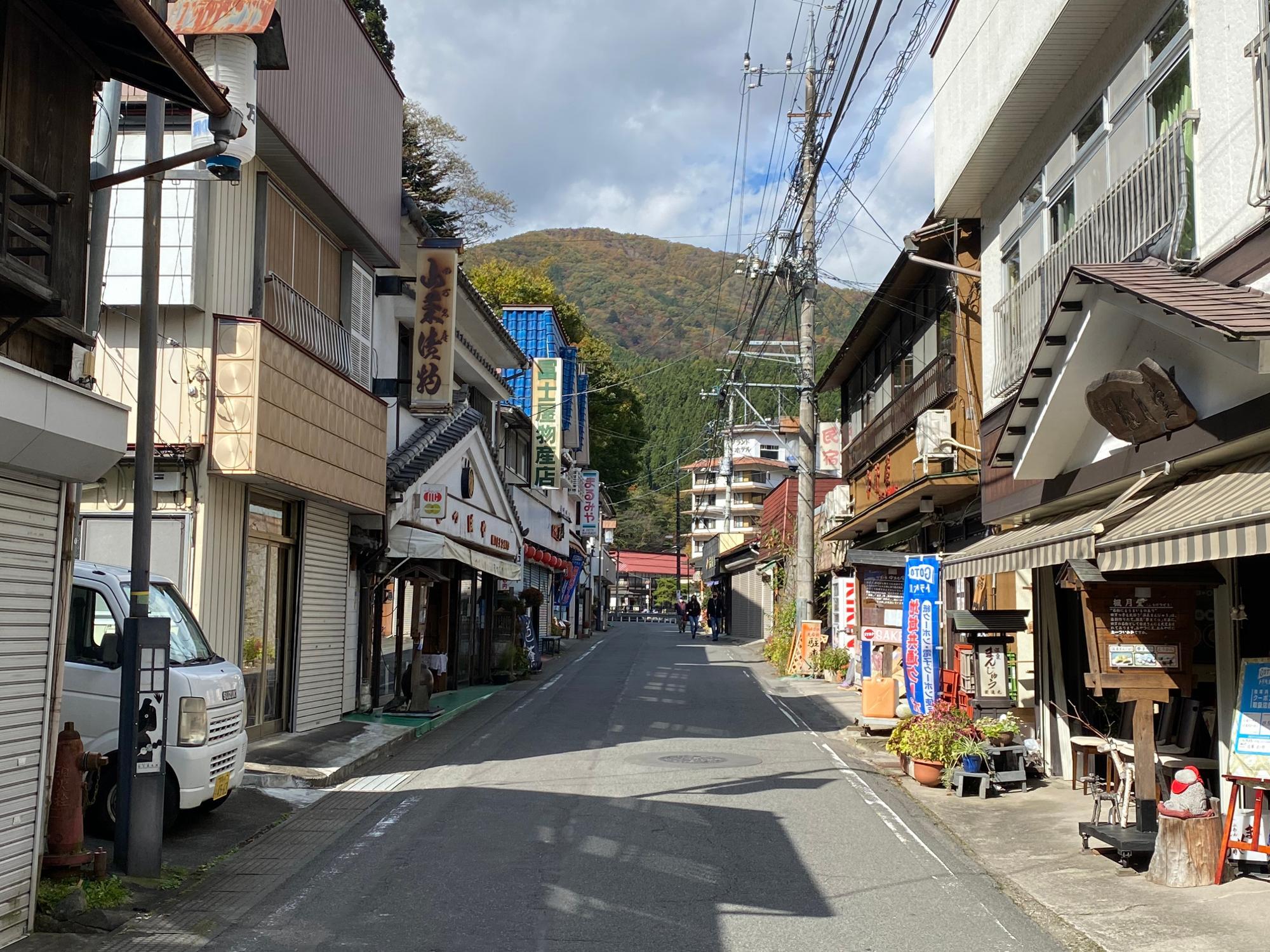 中心の温泉街