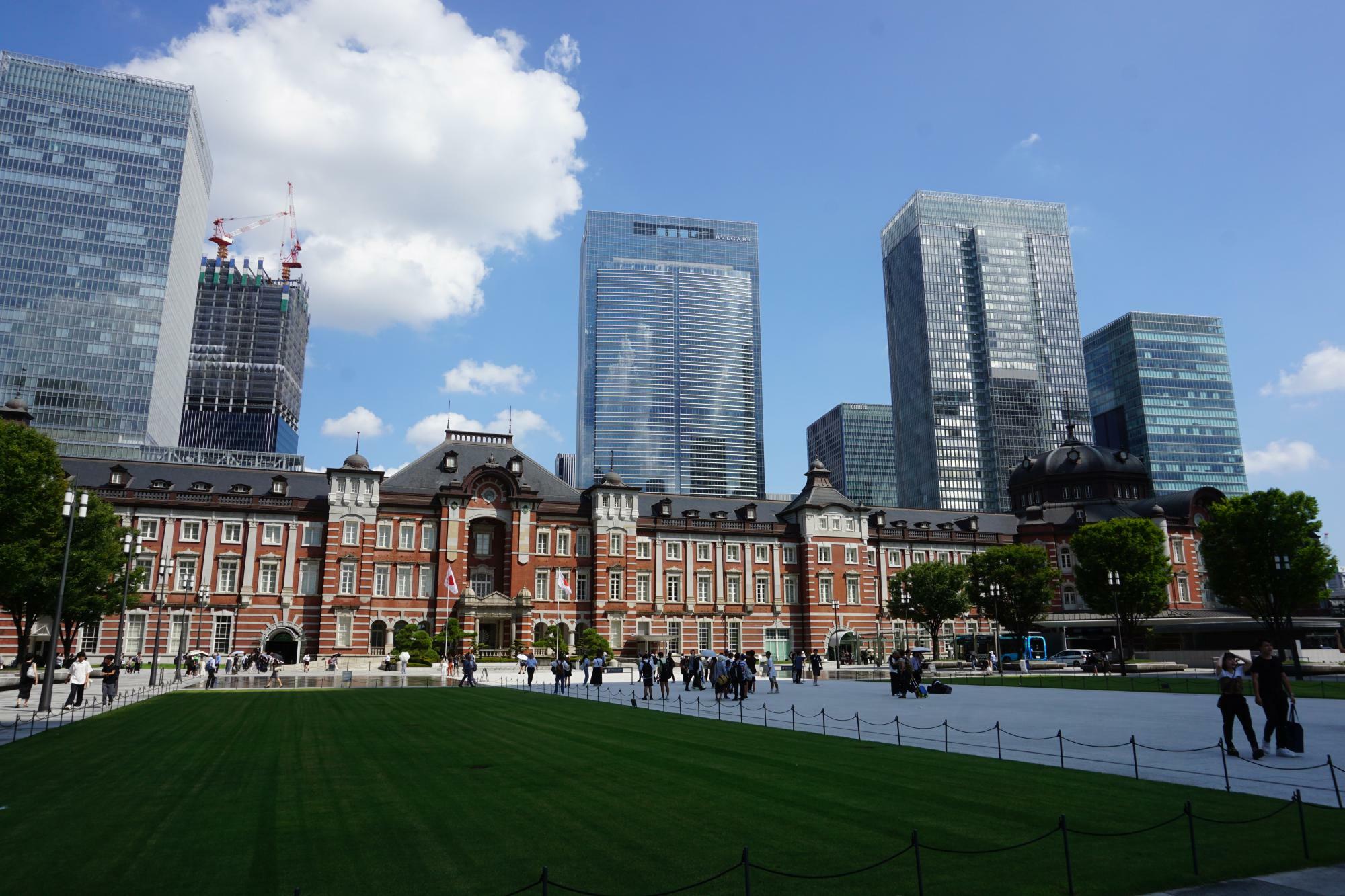 ８月９日の東京駅。夏期は水が張ってあり、ぜひ撮影したい。