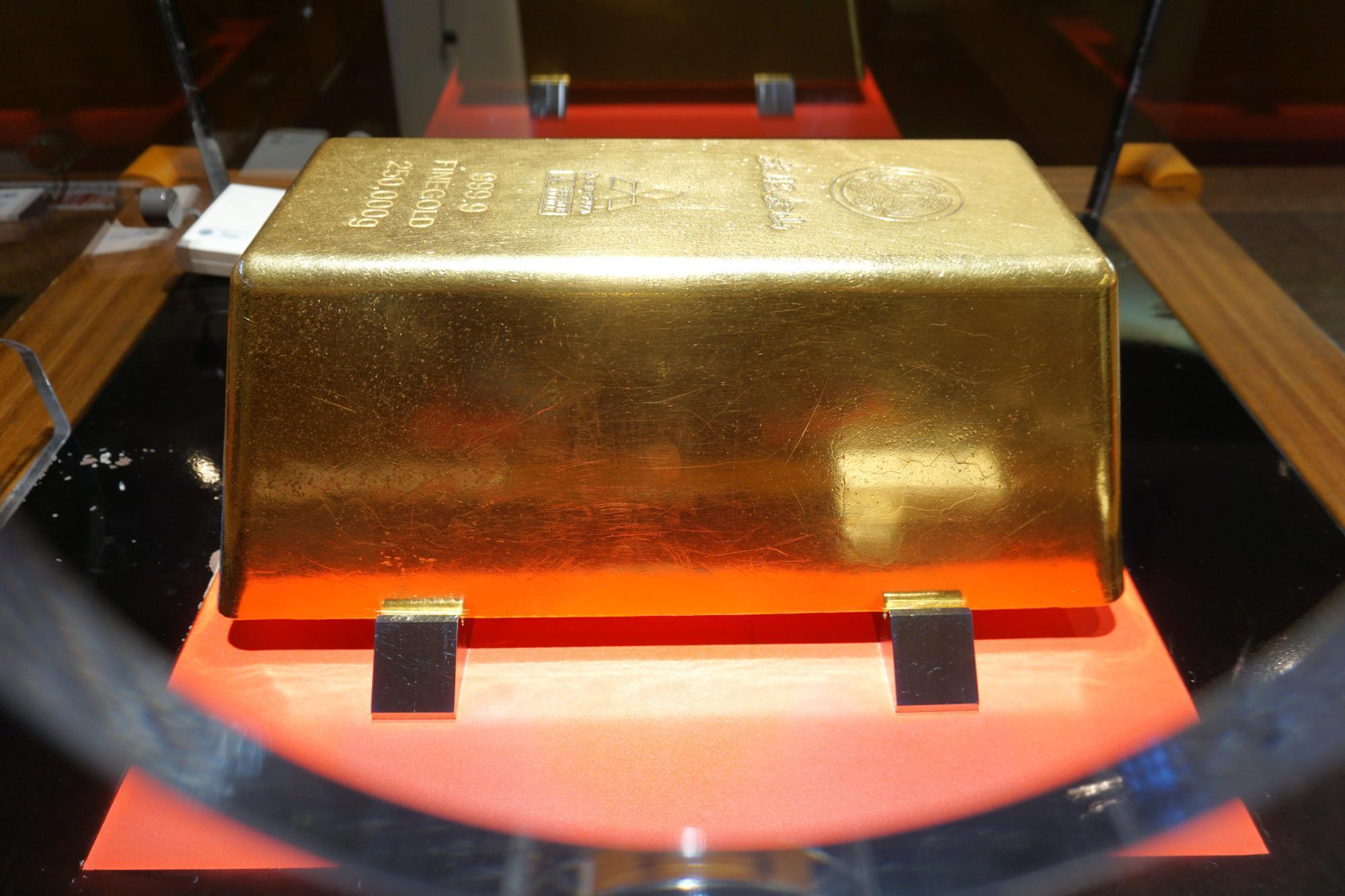 土肥金山　身延　砂金　２４Ｋ　純金　3瓶で合計17粒 終了まであと5日！ 三菱マテリアル「さわれる44億円の金塊