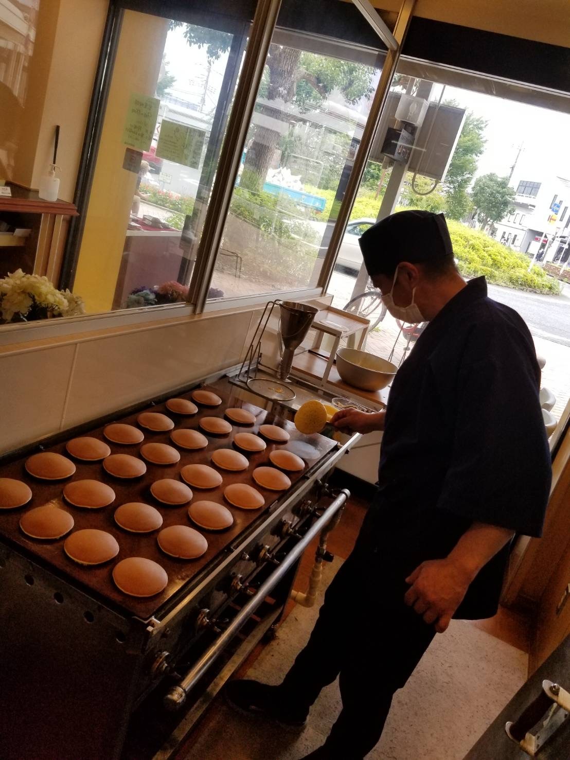 まんまると綺麗に焼かれたどら焼きの皮(※お店の方にお写真をお借りしました)。