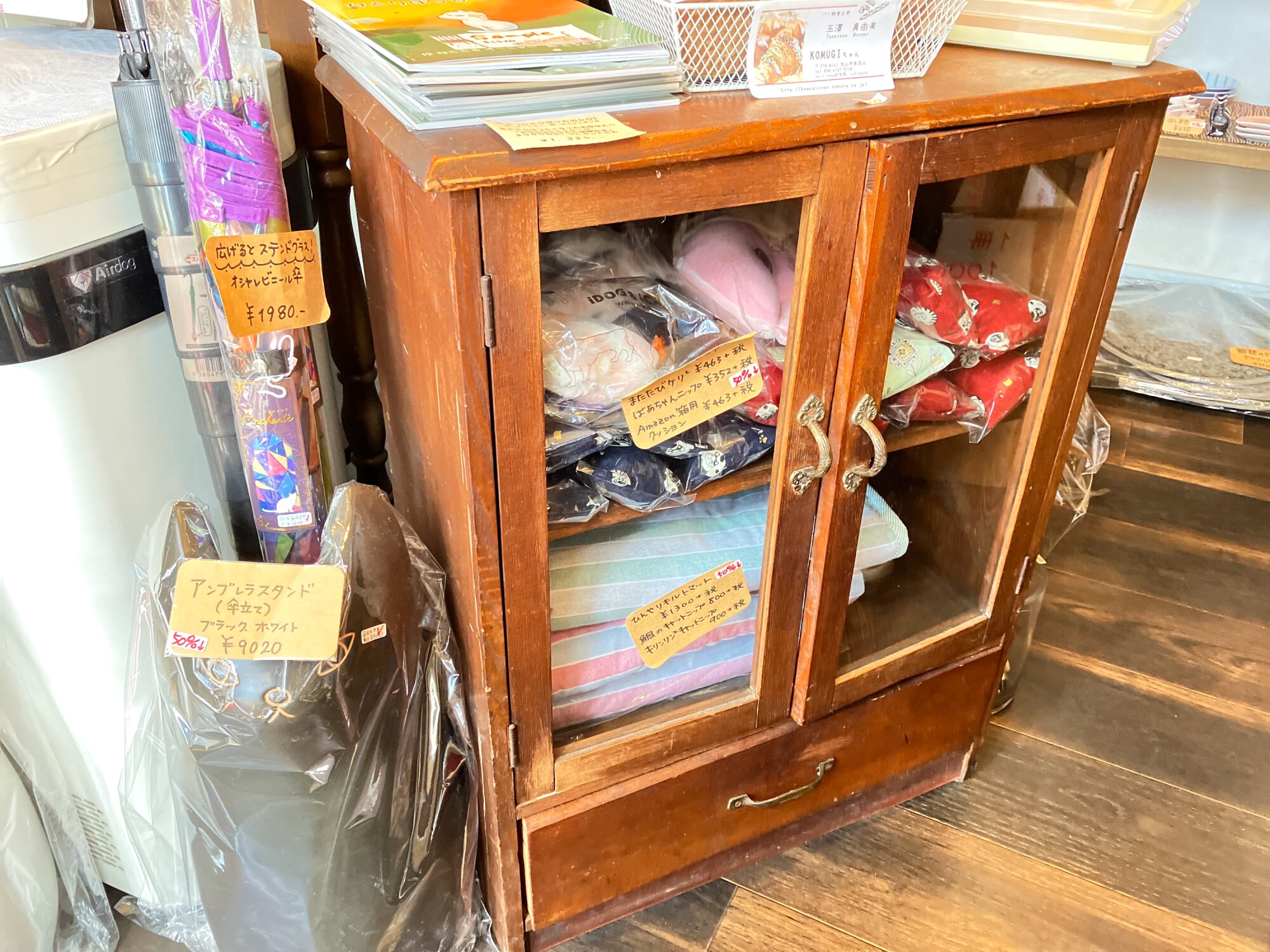 茶色いアンティークの素敵な棚は3千円。※取材時点のものです。売切れの場合もございますのでご了承ください。