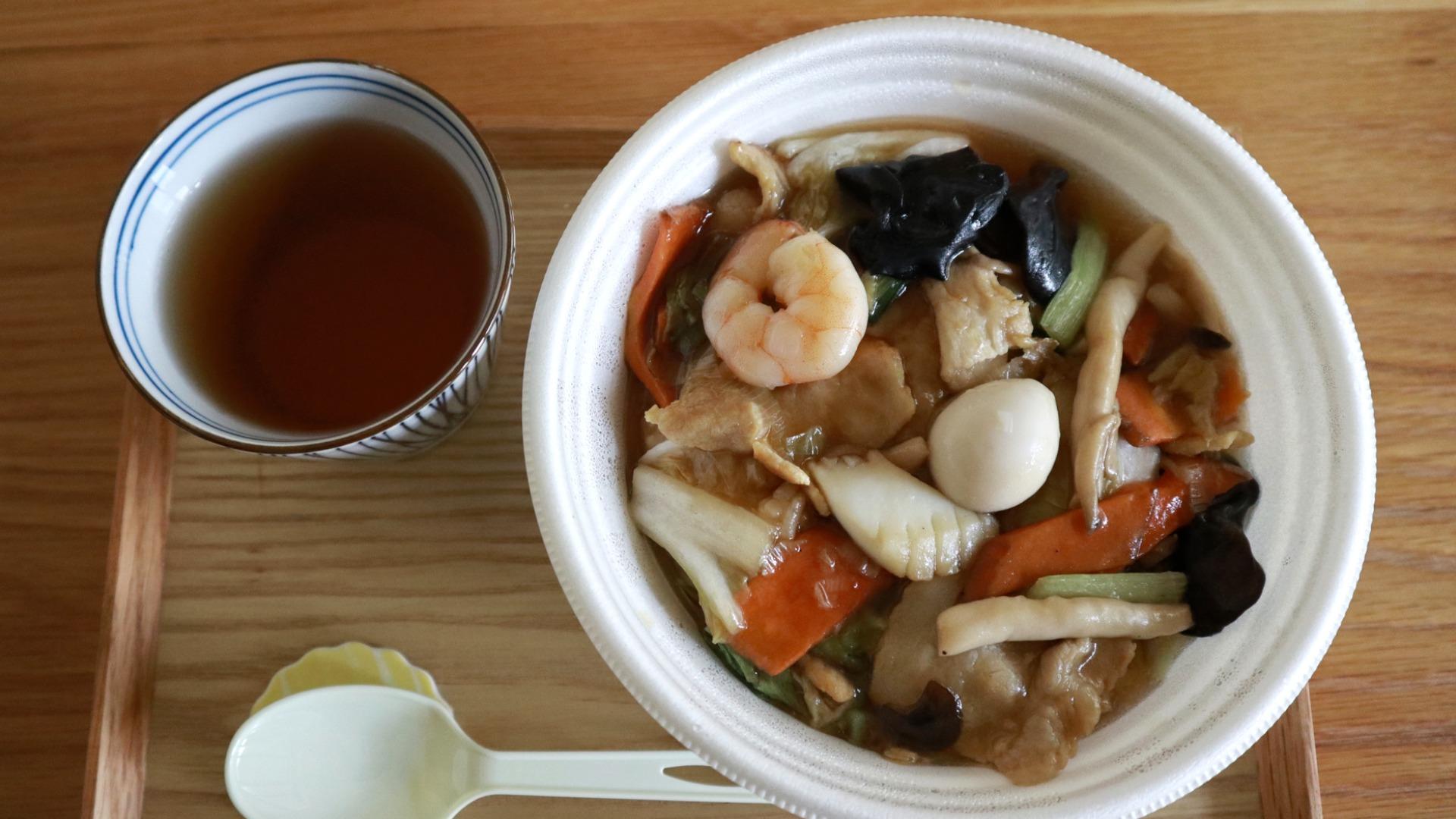 コスパ・味よし！ 本格中華弁当が550円。17時半からは275円！焼きそばは100円