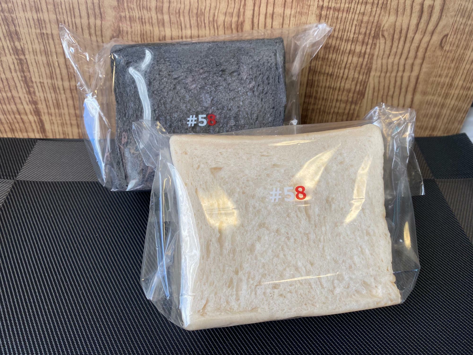 「黒の生食パン。」（スライス2枚入）330円と「白の生食パン。」（スライス2枚入）330円