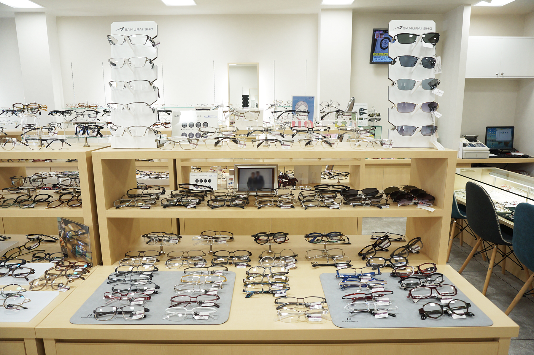 哀川翔さんプロデュースのメガネもたくさんあります。（上2段）