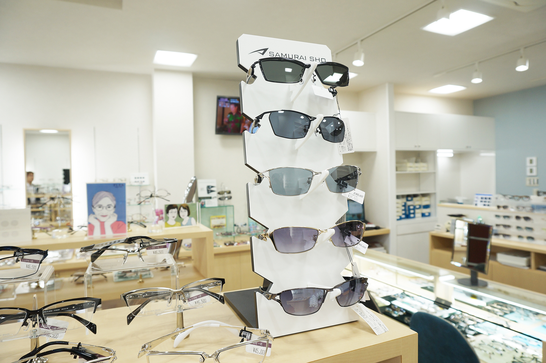 哀川翔さんプロデュースのメガネもお店の人気商品の1つだそうです。