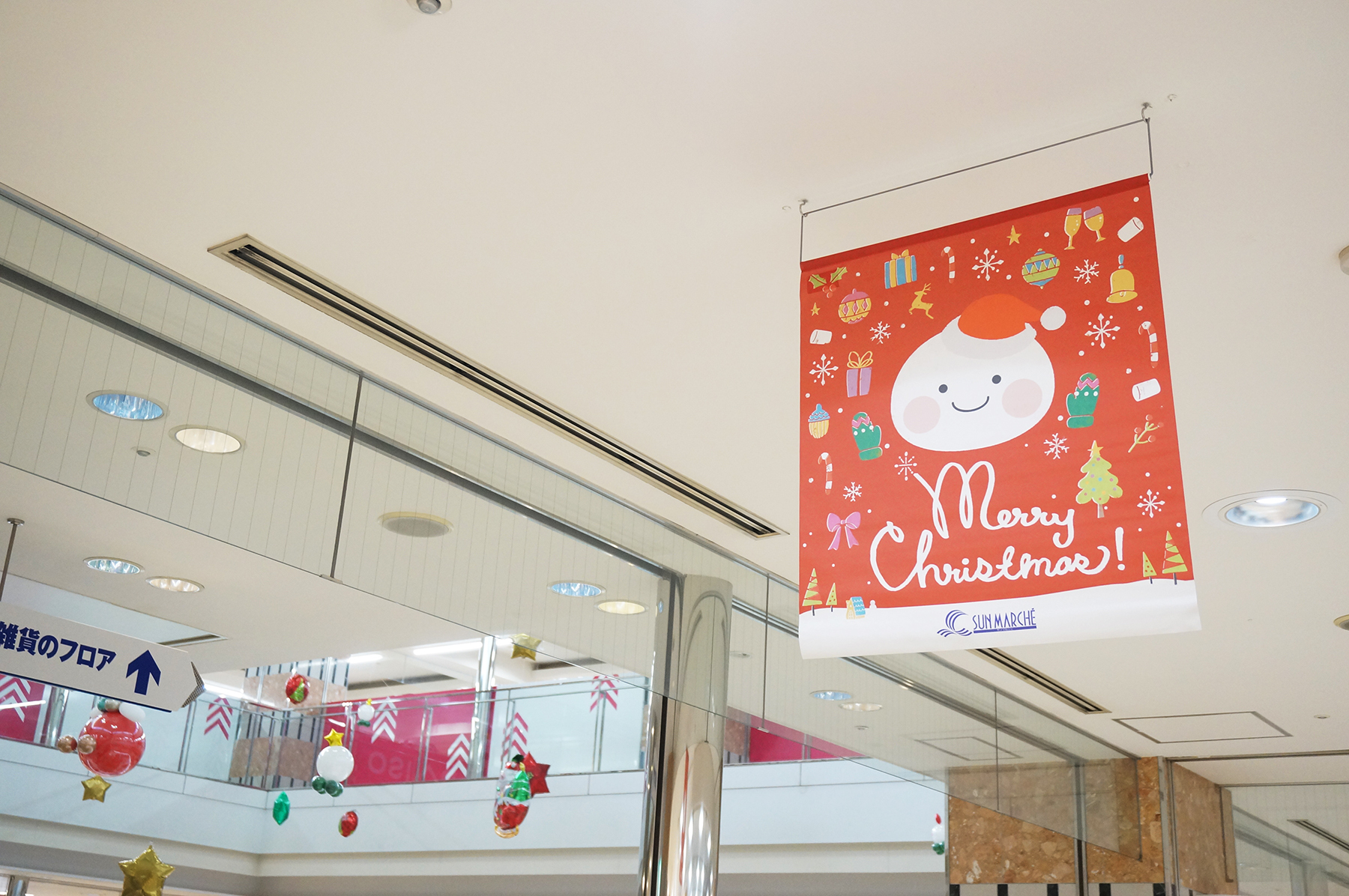 各専門店もクリスマスの飾り付けがされています。