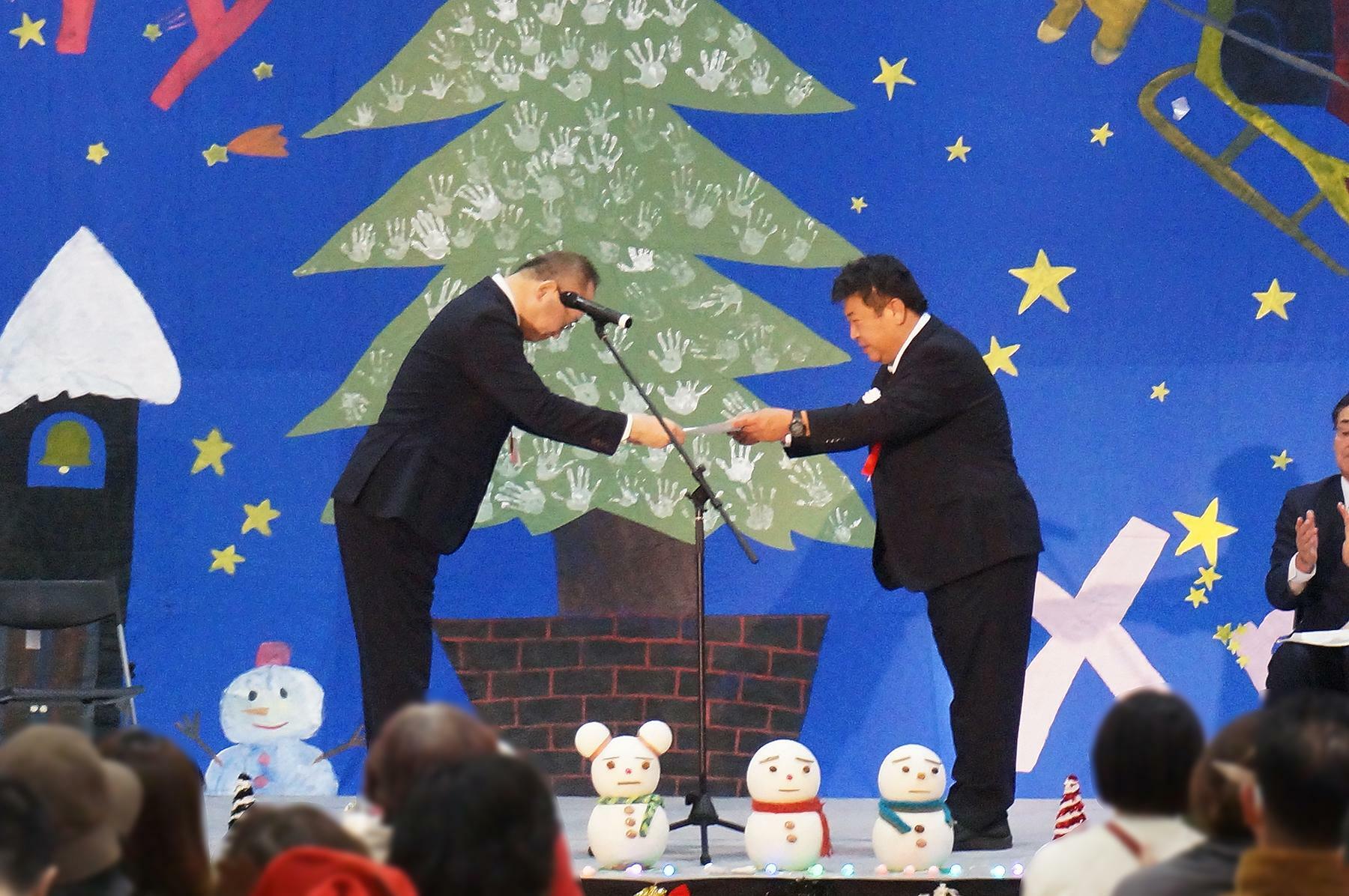 石黒市長から濵田代表取締役社長へ感謝状の贈呈