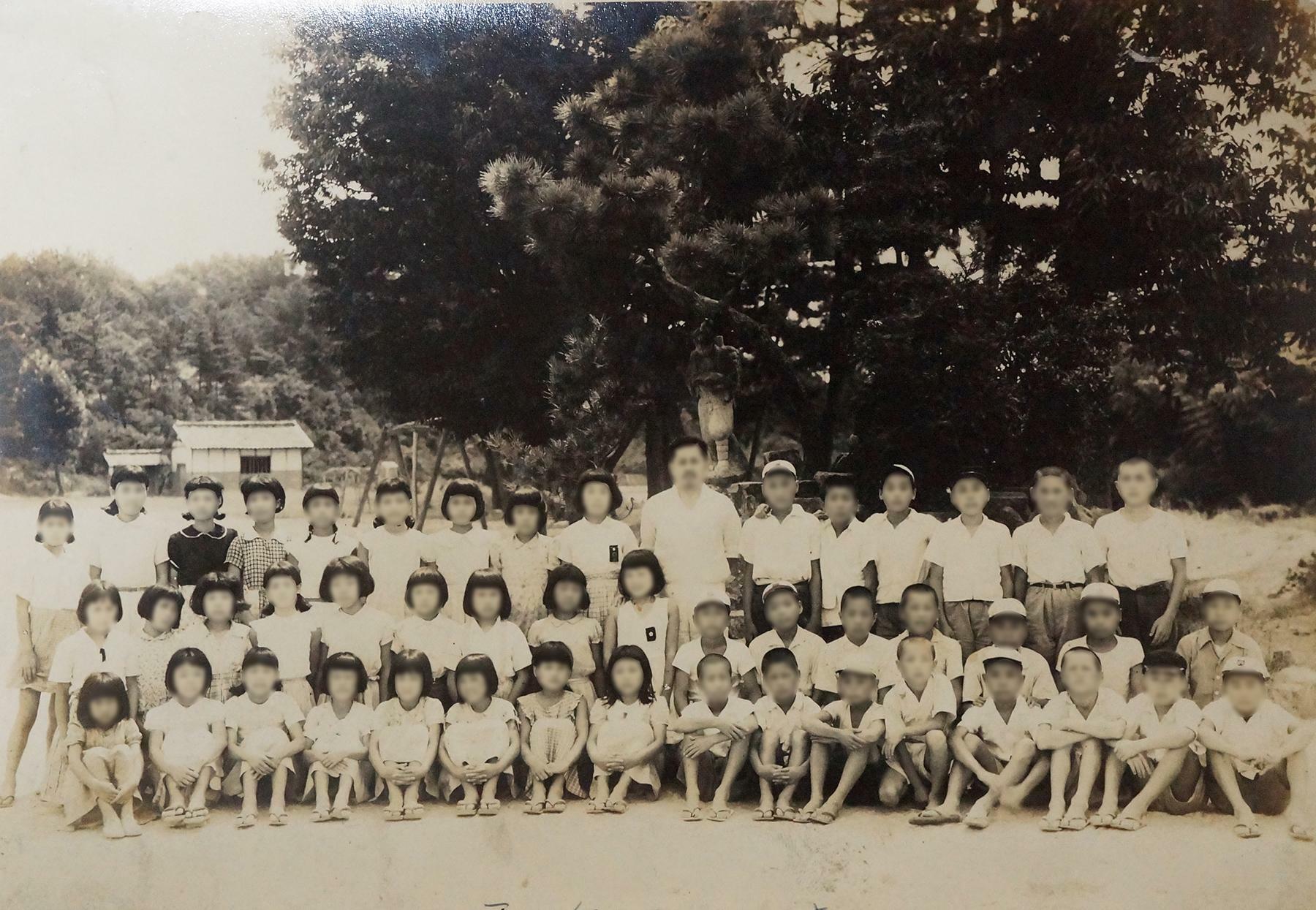 昭和28年の写真　当時は2クラスあったそうです。