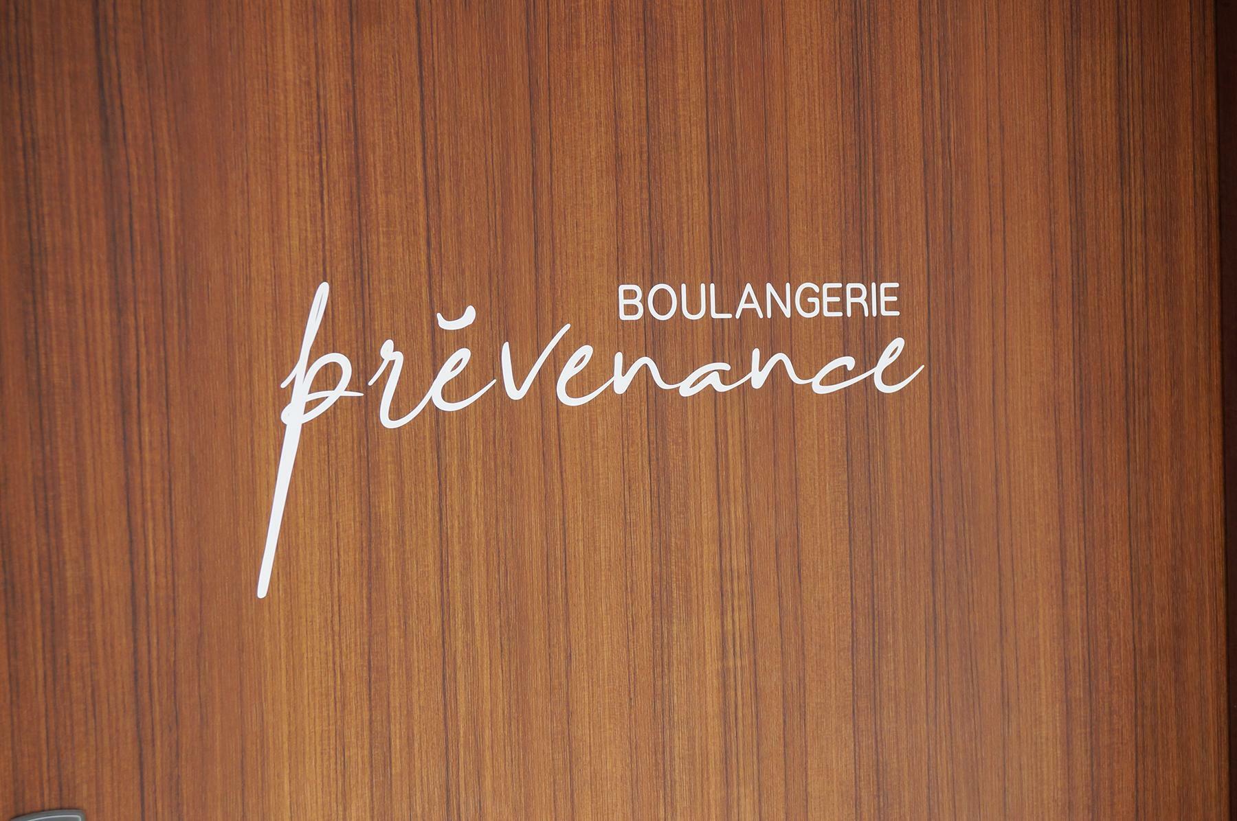フランス語でBOULANGERIE（ブーランジュリー）はパン屋さん、prevenance（プレヴナンス）には思いやりや気配りといった意味があります。