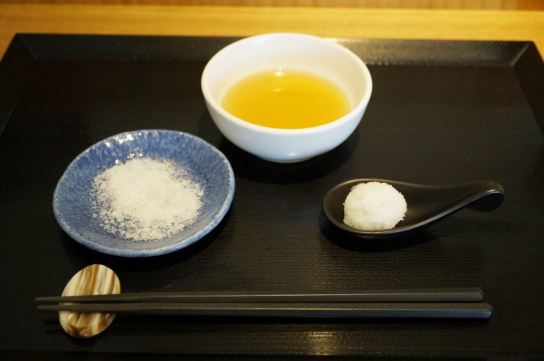 お昼の天ぷら定食（税込み2200円）塩、天つゆ、大根おろしです。