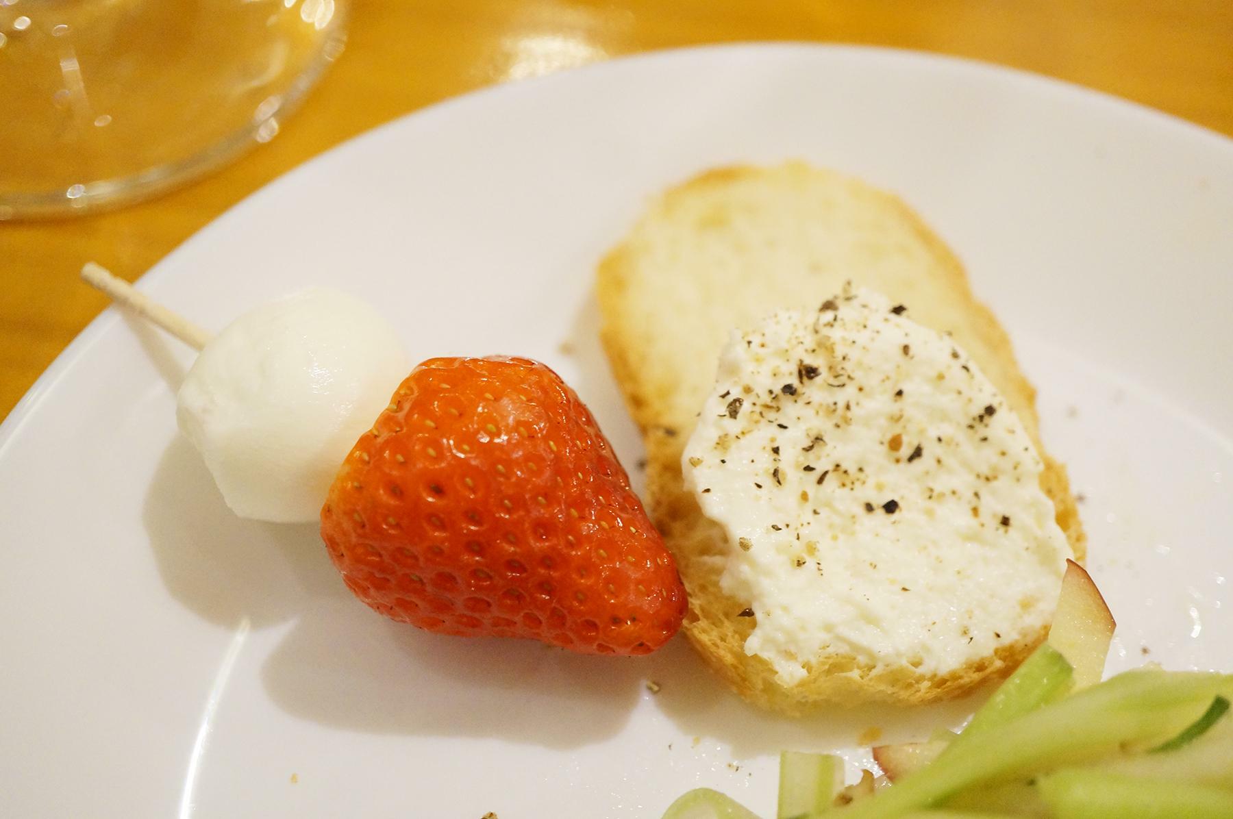 苺とチェリーモッツァレラのカプレーゼ。自家製チーズ豆腐もとても美味しかったです。