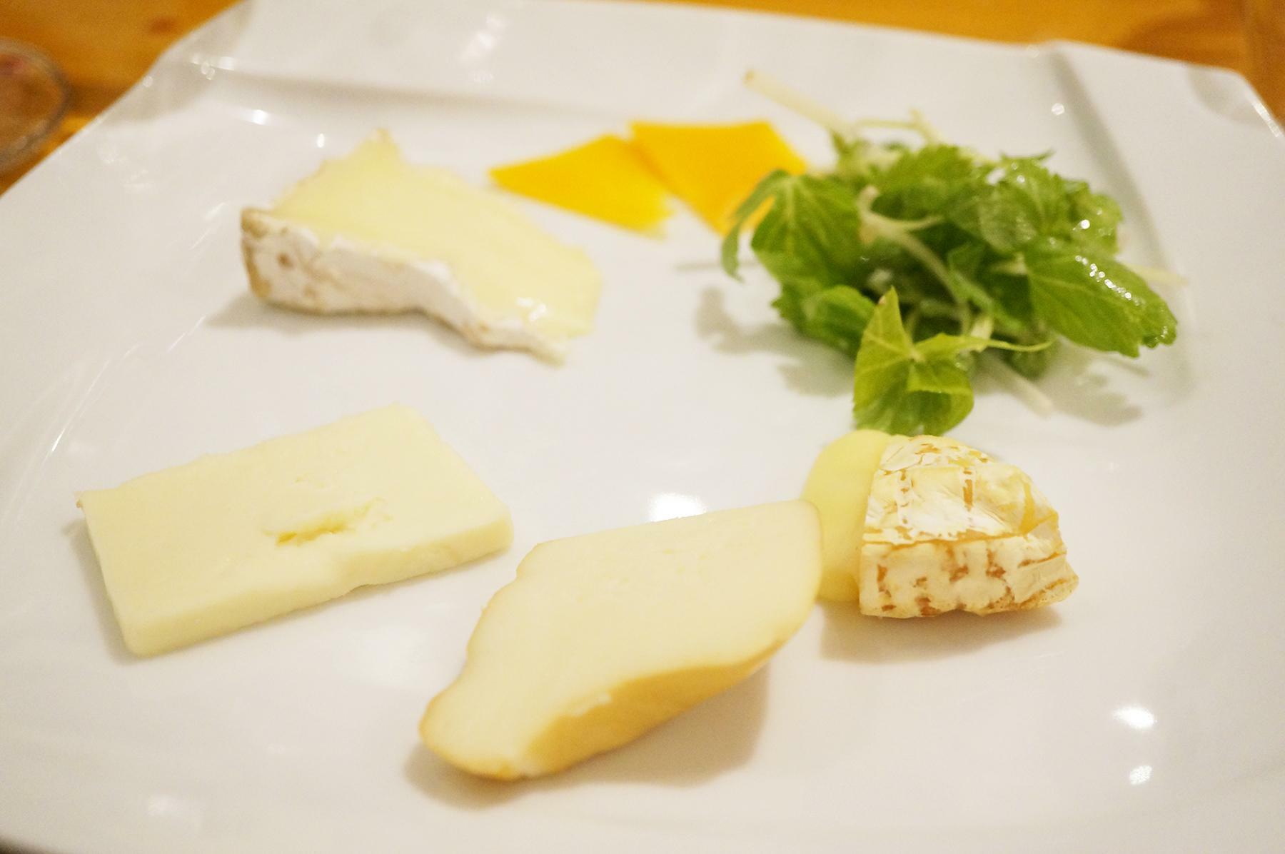 5種チーズの盛り合わせとホワイトセロリ