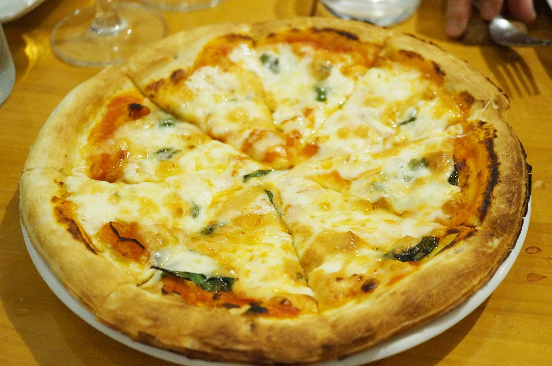 スカモルツァの乗ったマルゲリータピザ