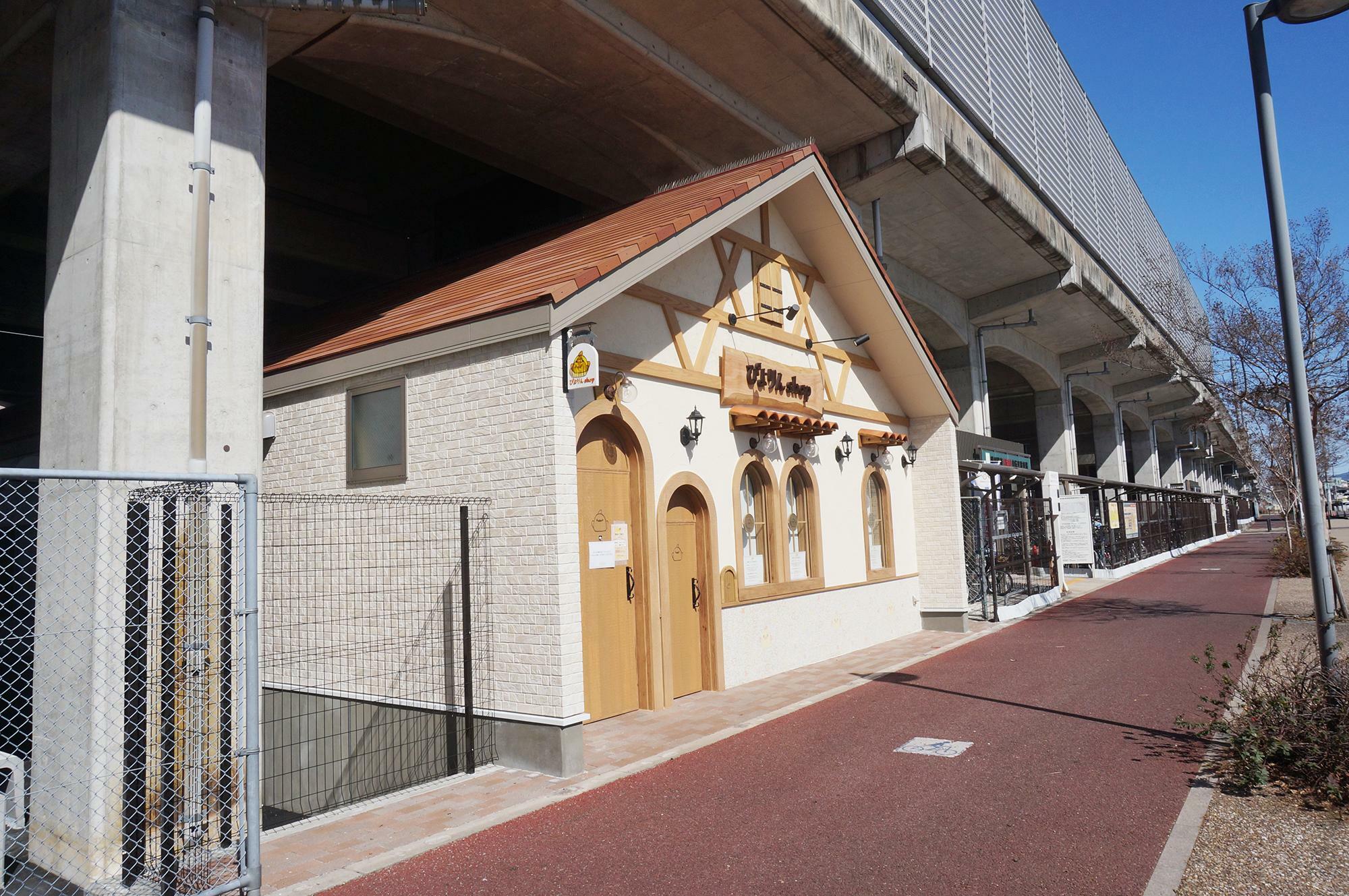 駐車場はありませんが、JR勝川駅南口から徒歩1分もかからないとても便利な場所にあります。