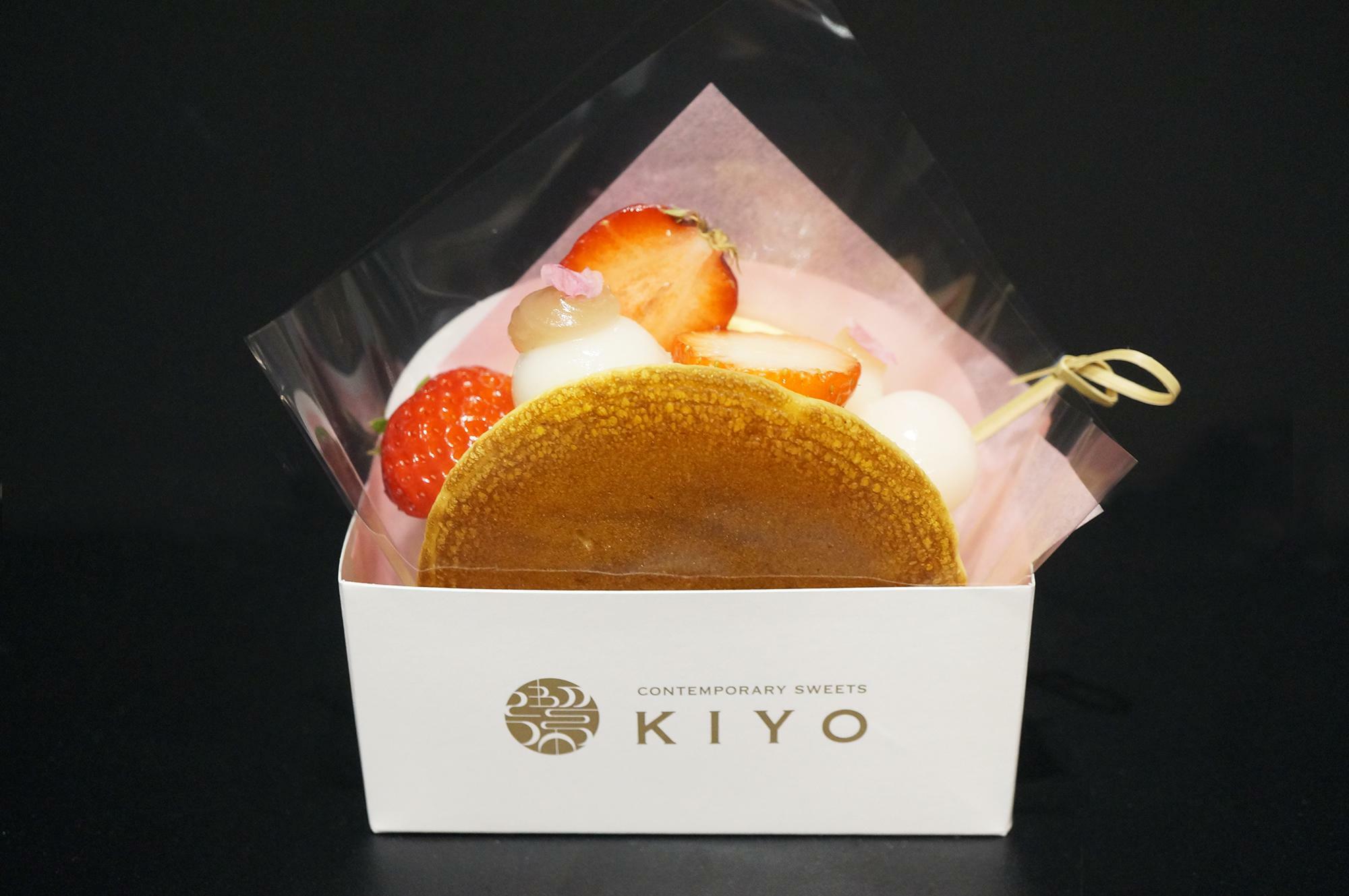 KIYO自家製のさくらカスタードクリームや白玉の一部は淡いピンク色でとても可愛らしい生どら焼きです。