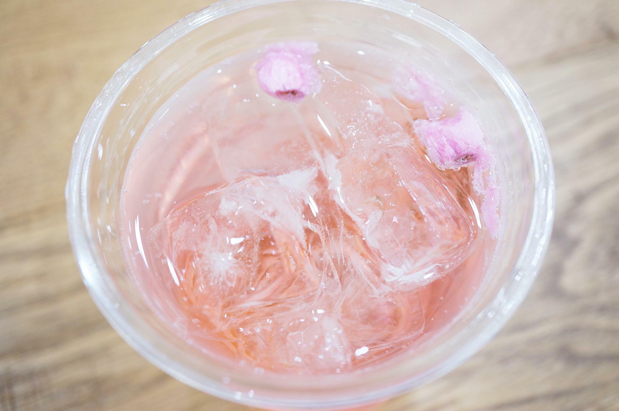 桜の花びらが浮かぶ素敵なソーダです。飲む前に軽く混ぜるのがおすすめ。