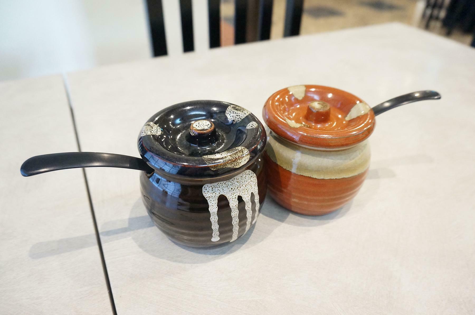 卓上のソースはとんかつソース（左側黒）と味噌風味のソース（右側）で八丁味噌ソースとは異なります。