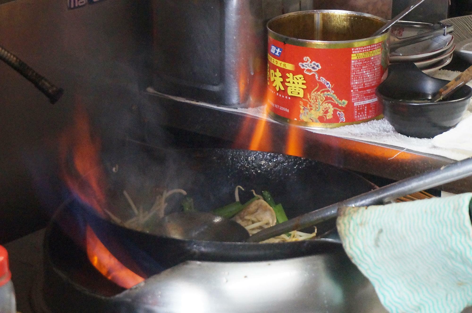 中華鍋で具材を炒めていきます。