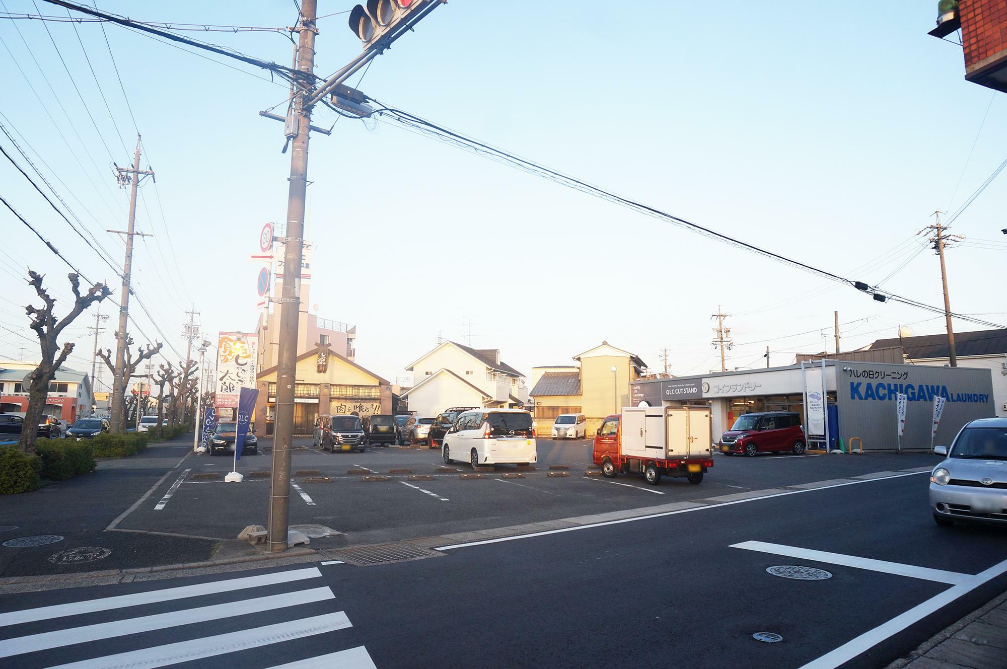 広い共同駐車場があるので車でも行きやすいお店です。