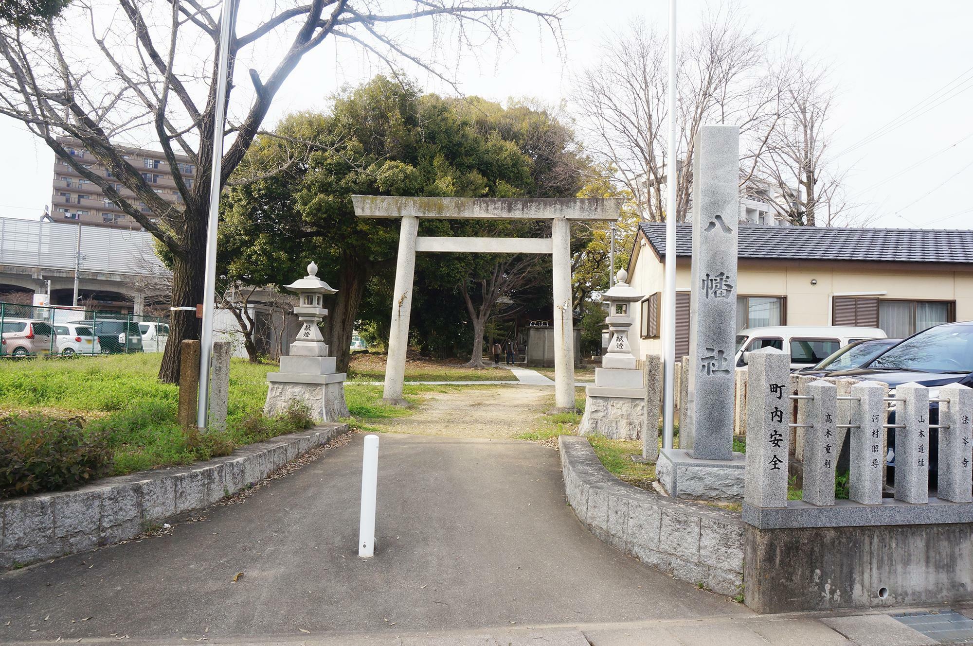 松新八幡社　画像右の建物が会場です。