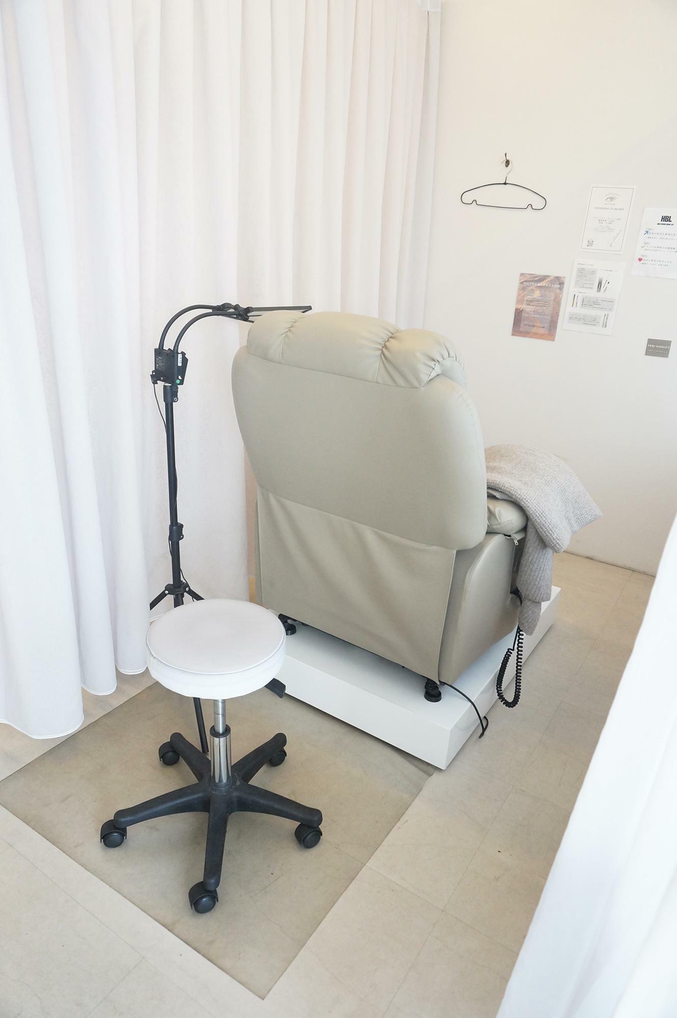 施術席　座り心地の良いふかふかの椅子が使われています。