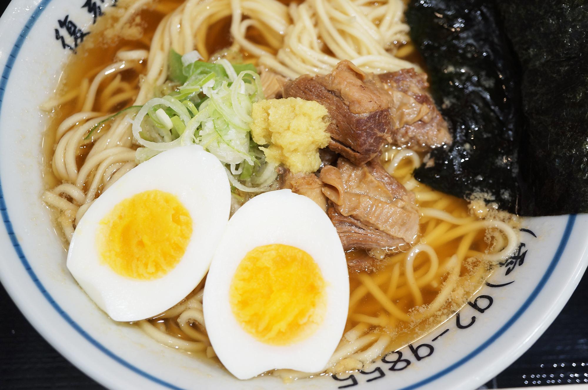 ラーメンの丼にお店の電話番号が書かれているのもポイント。中華そばの出前も多かった当時は丼に電話番号が書かれていたそうです。