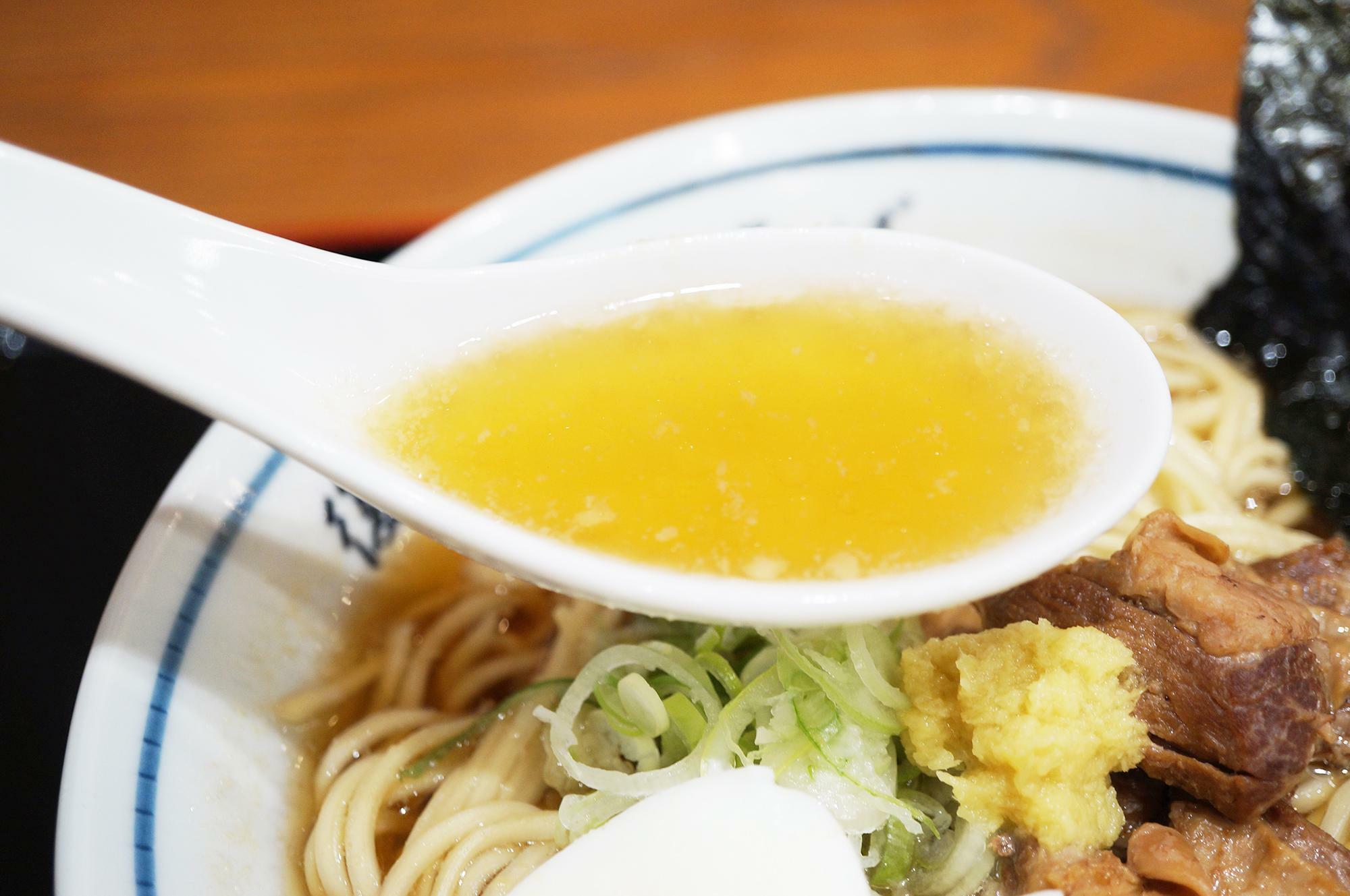 出汁の効いた極上のスープの醤油ラーメンです。