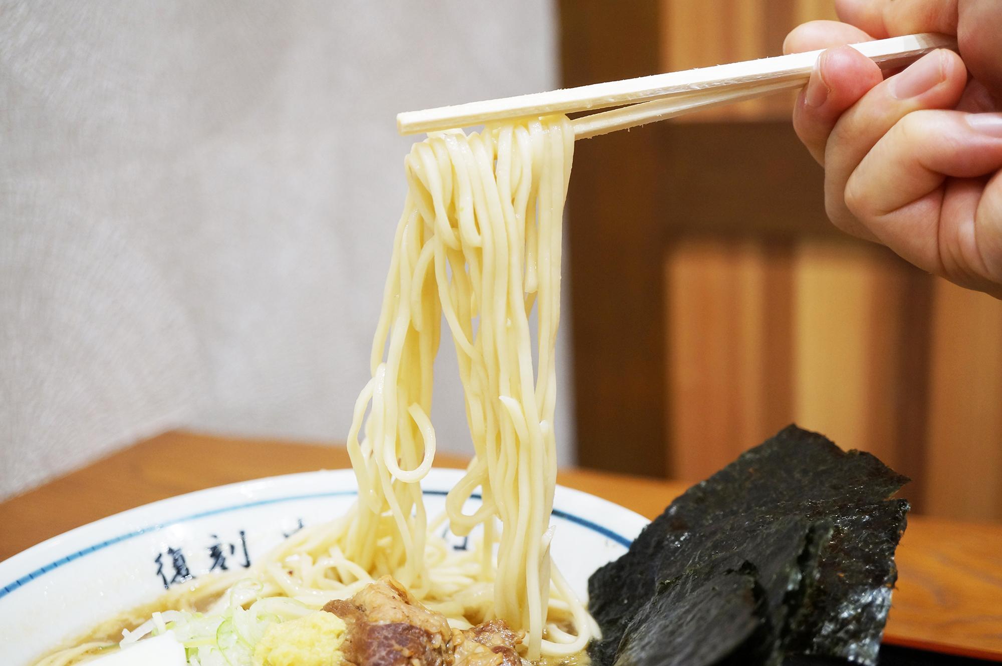 中太の麺がスープにも良く合います。