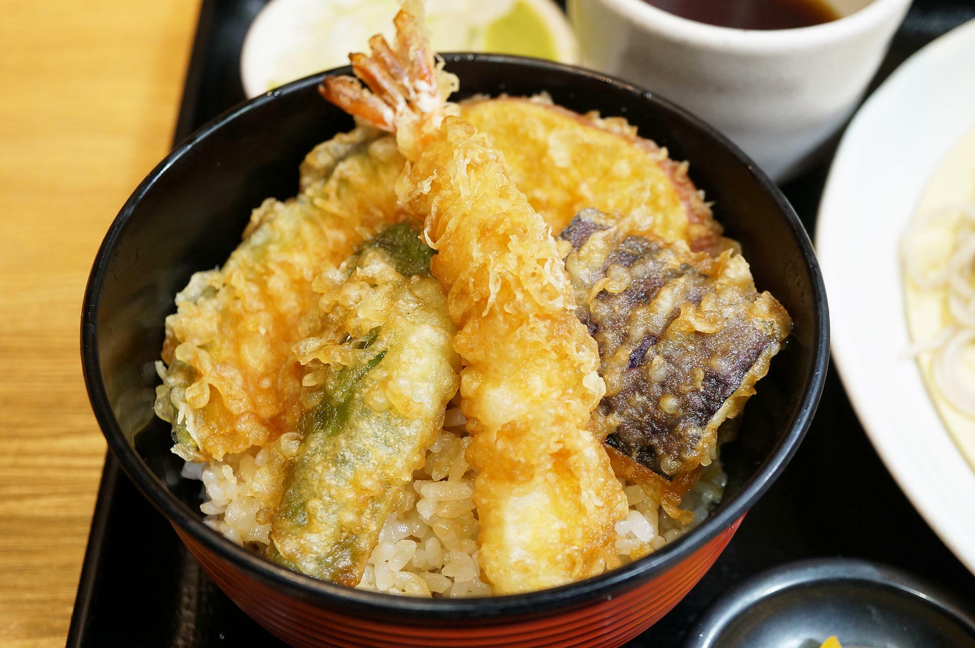 ミニ天丼。海老やなす、かぼちゃなど数種類の天ぷらが乗った豪華な天丼です。