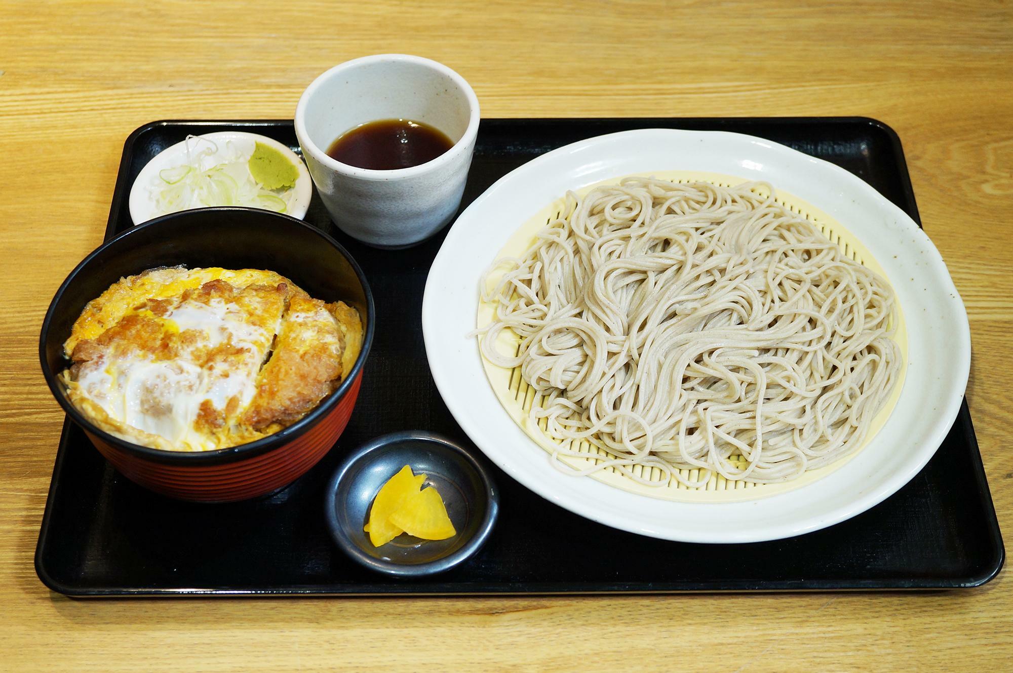ミニかつ丼+そばセット（税込み1050円）