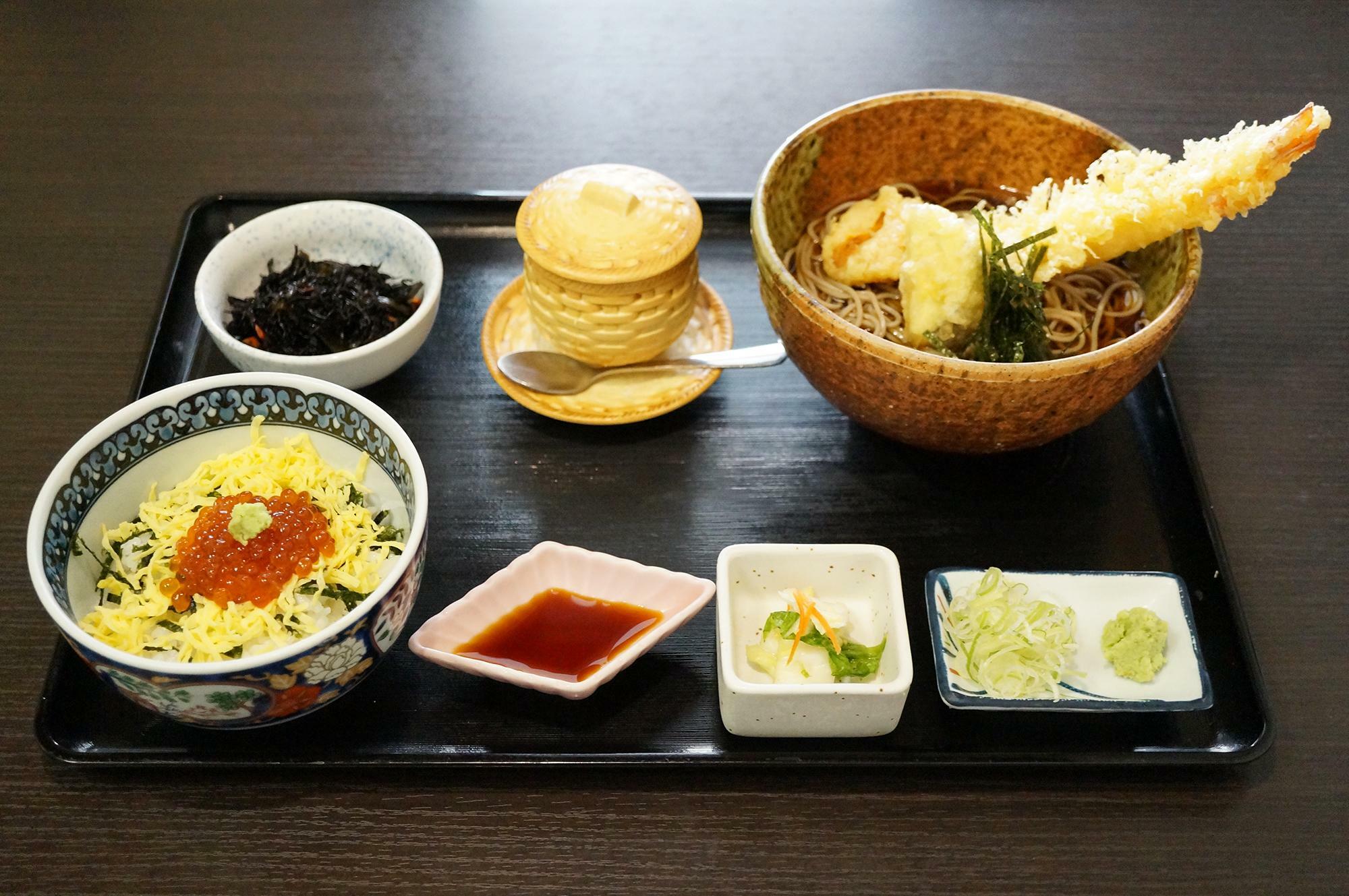 天ぷらそばとミニ丼セット（税込み1100円）