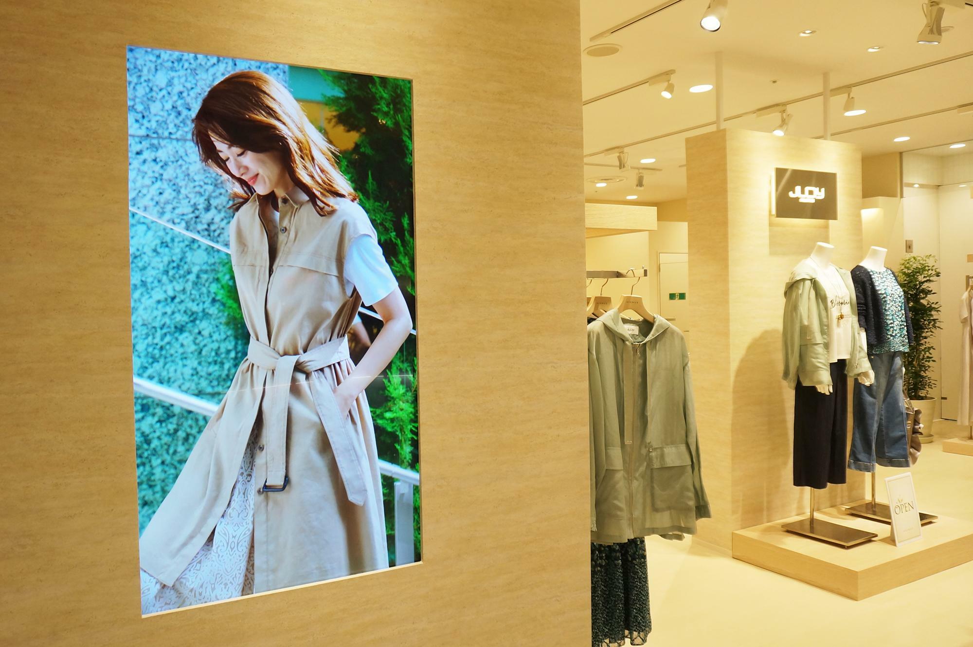店内のモニターには高垣麗子さんが着用するブランドのイメージ映像が流れていました。