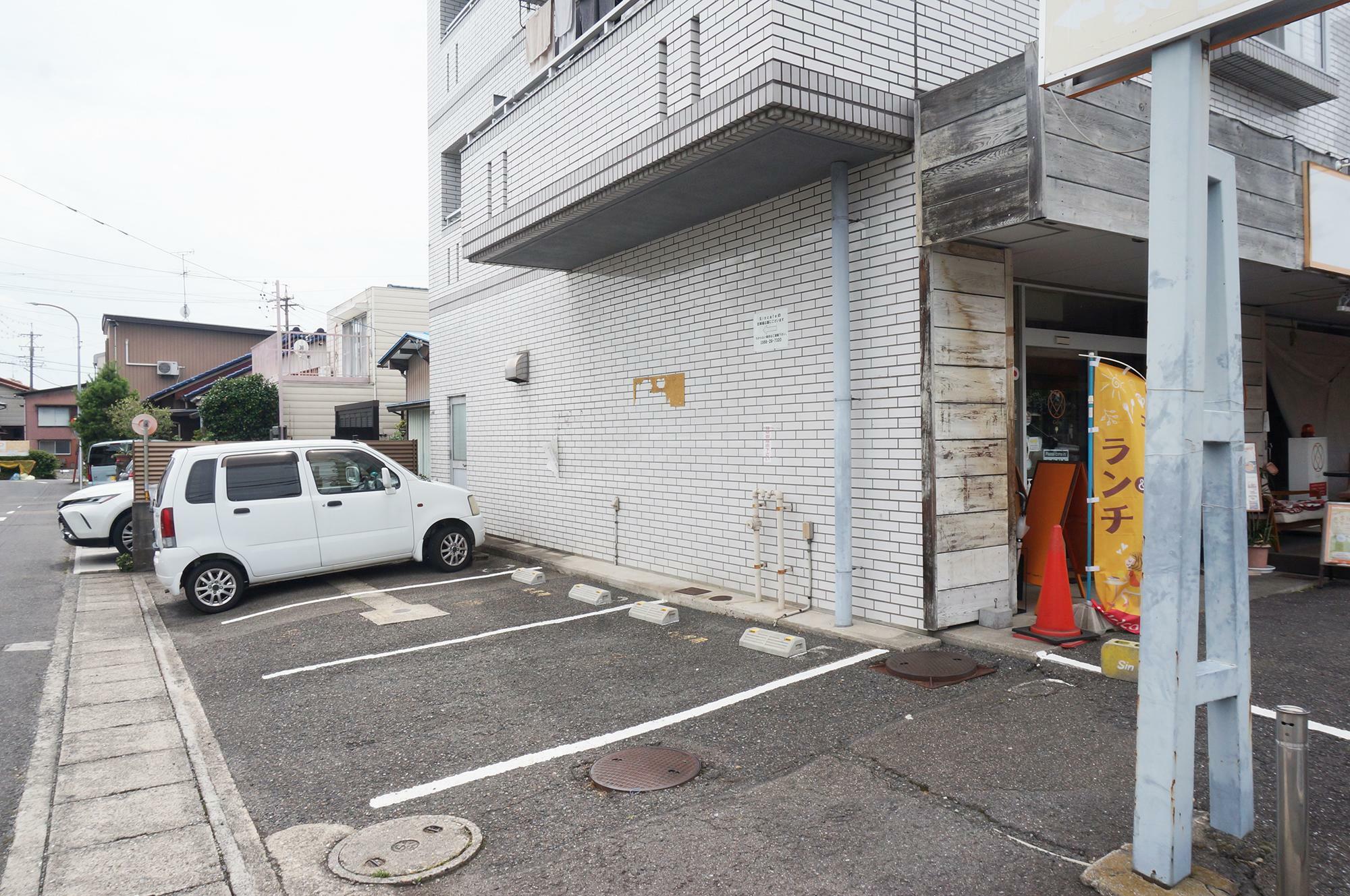 店舗横の駐車場