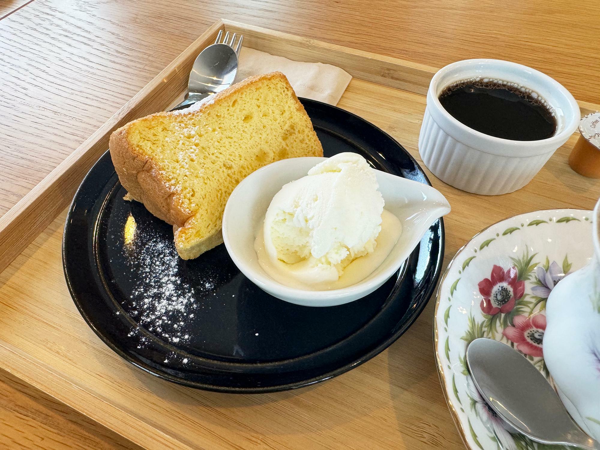 レモンシフォンケーキのスイーツセット（税込み600円）ドリンクはホットコーヒーにしました。