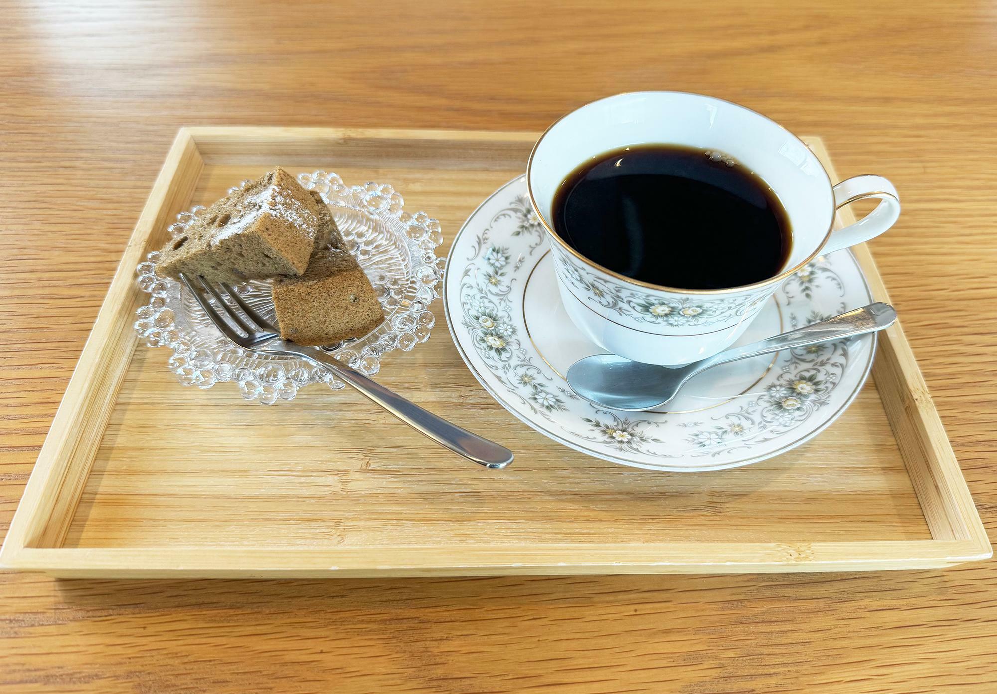 ホットコーヒー（税込み400円）この日はほうじ茶シフォンケーキが付きました。