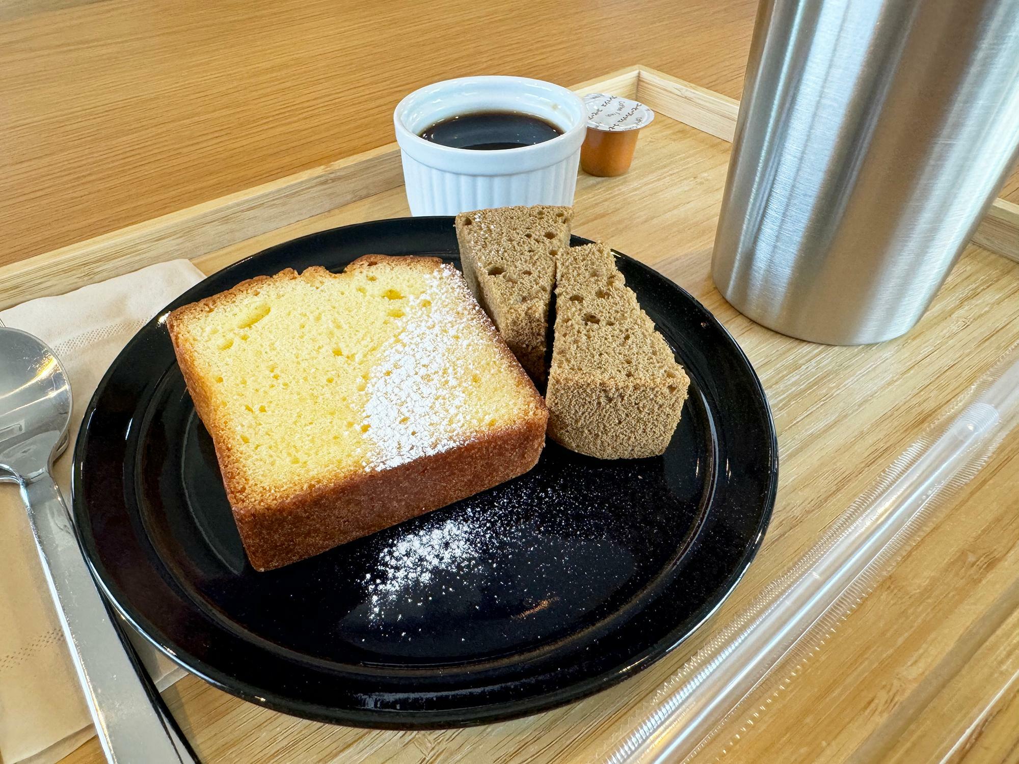 パウンドケーキのスイーツセット（税込み600円）こちらはアイスコーヒーです。