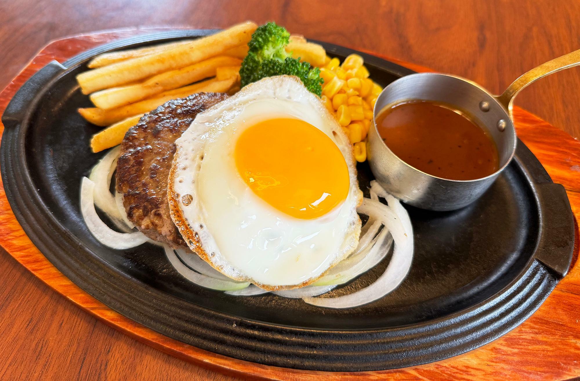 半熟の目玉焼きが載った豪華なハンバーグです。